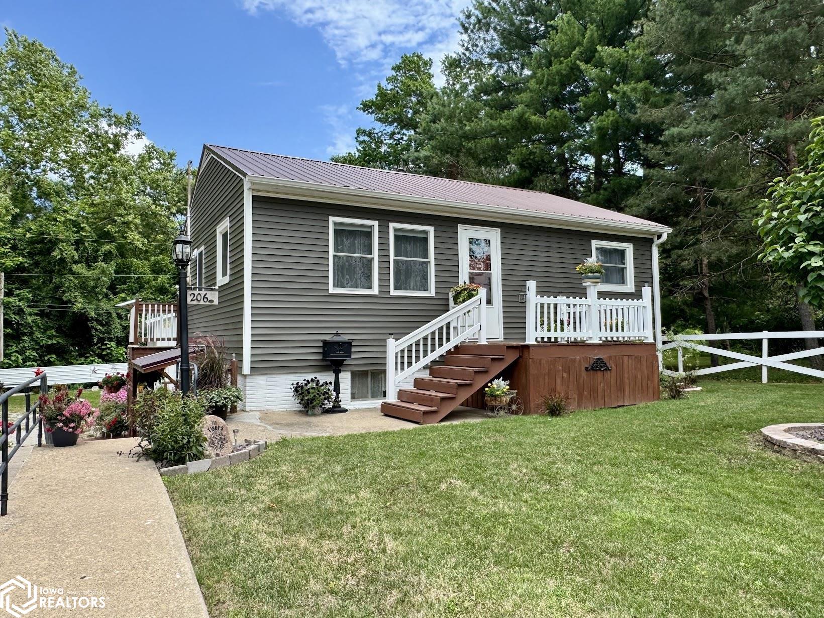 206 Emmett Street, Burlington, Iowa image 1