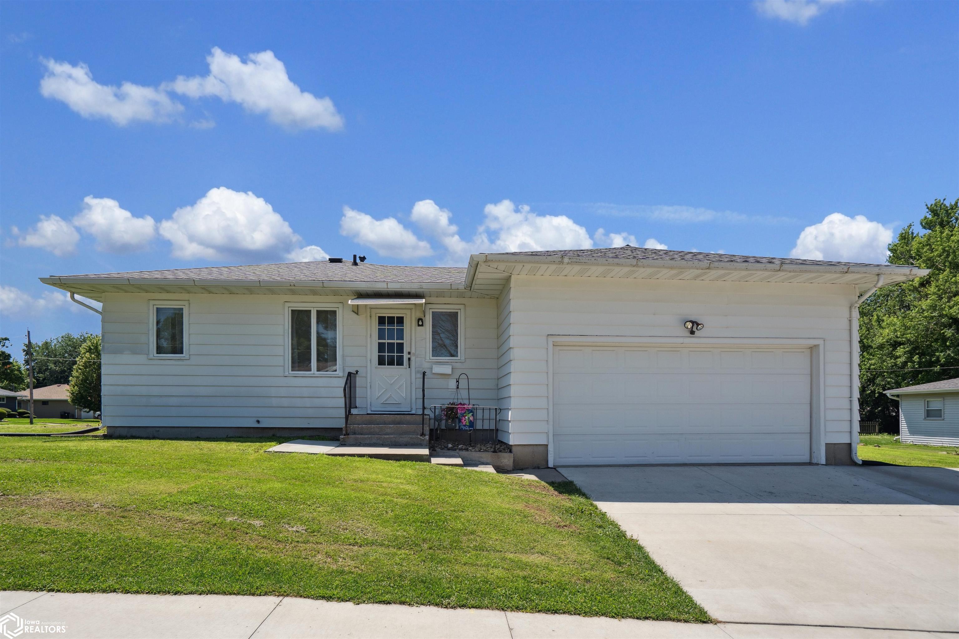 401 Edgeland Drive, Marshalltown, Iowa image 1