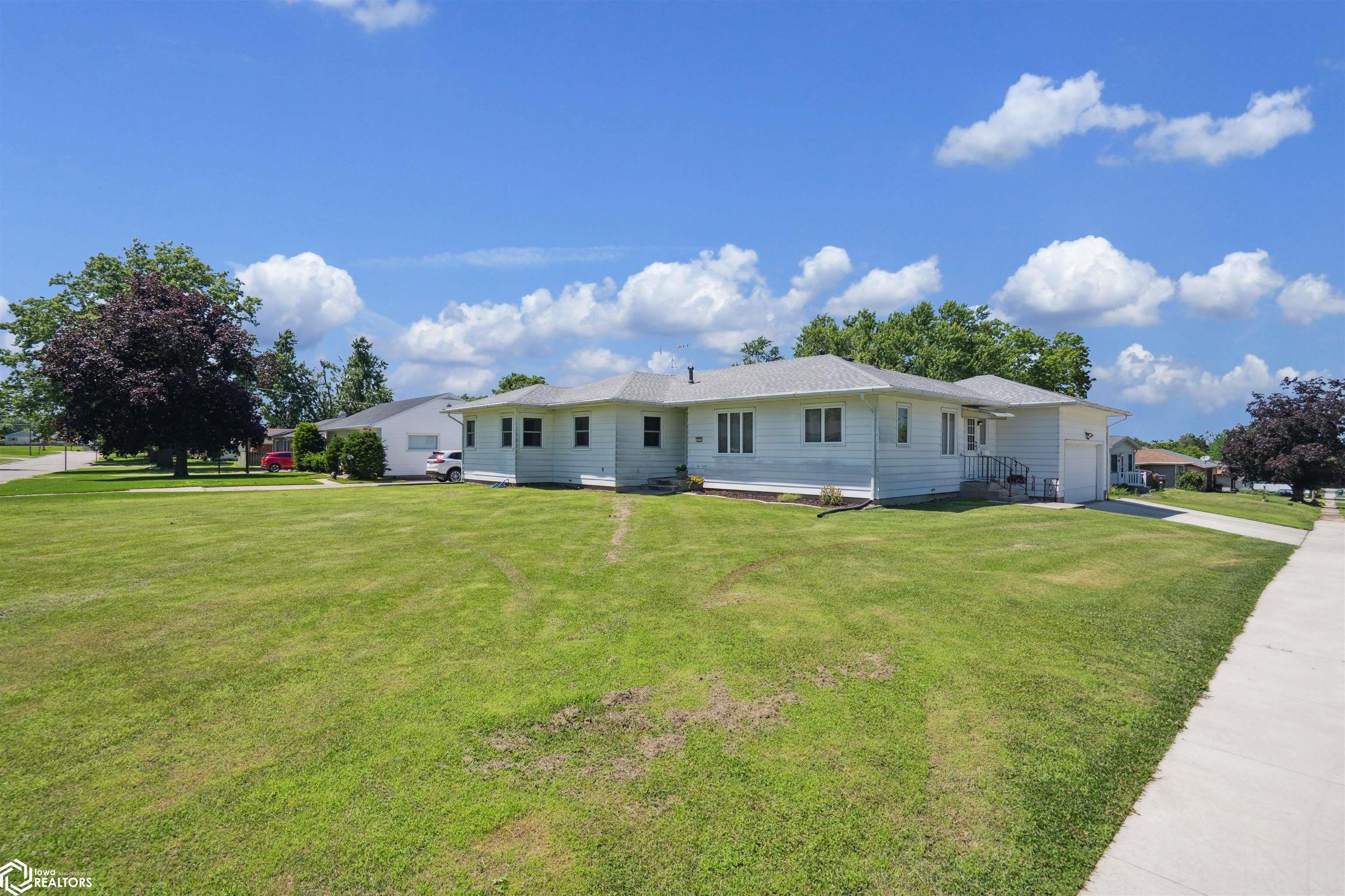 401 Edgeland Drive, Marshalltown, Iowa image 2