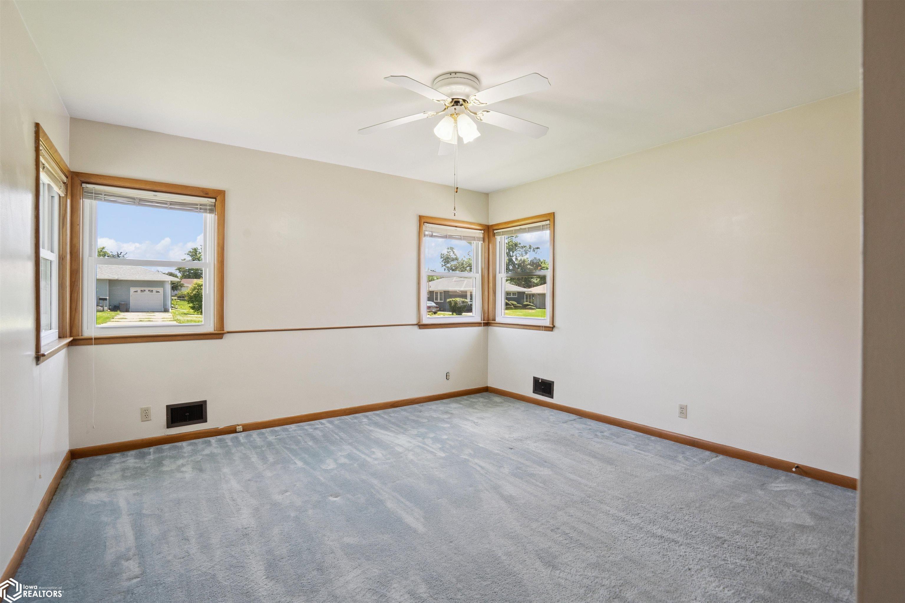 401 Edgeland Drive, Marshalltown, Iowa image 17