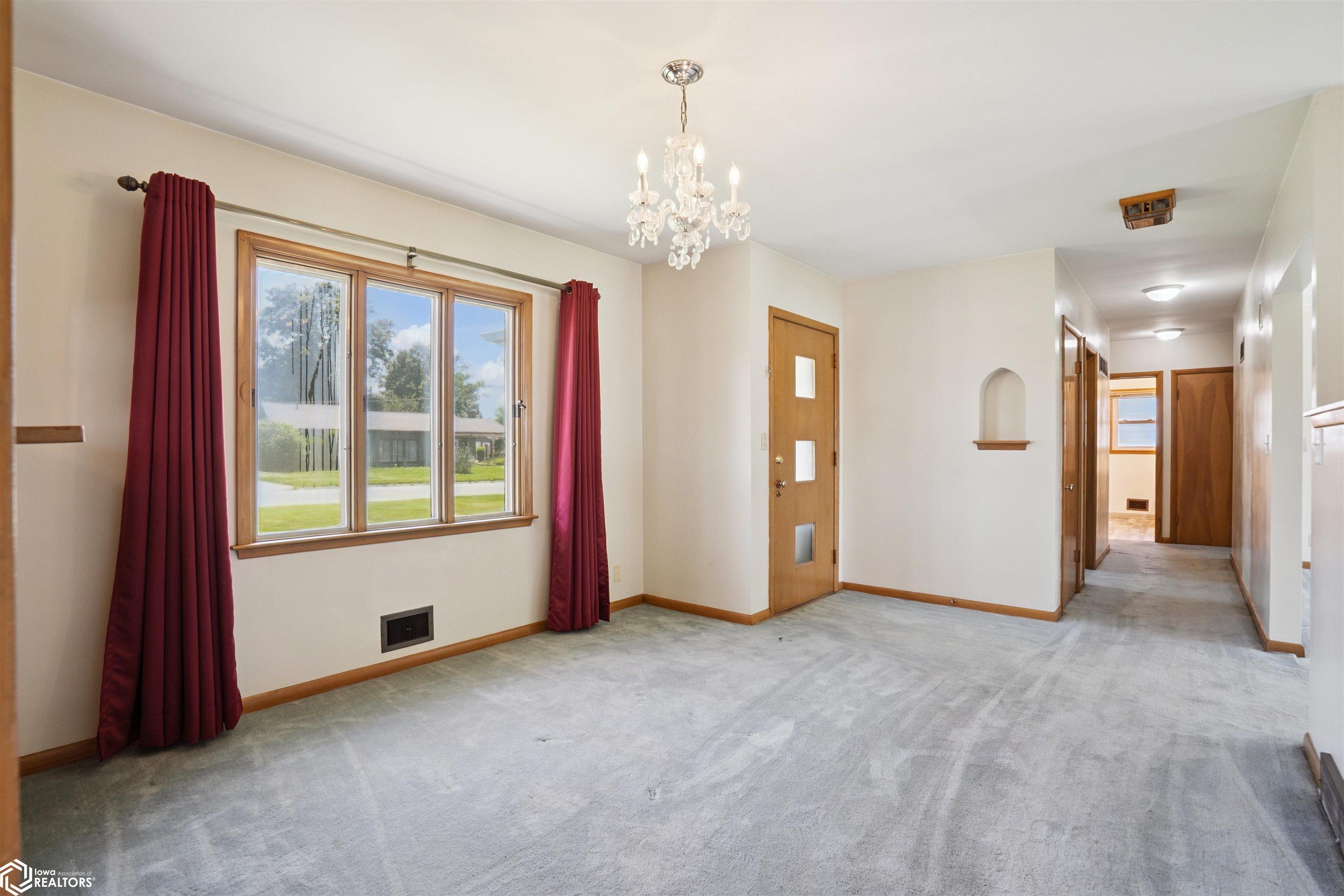 401 Edgeland Drive, Marshalltown, Iowa image 4