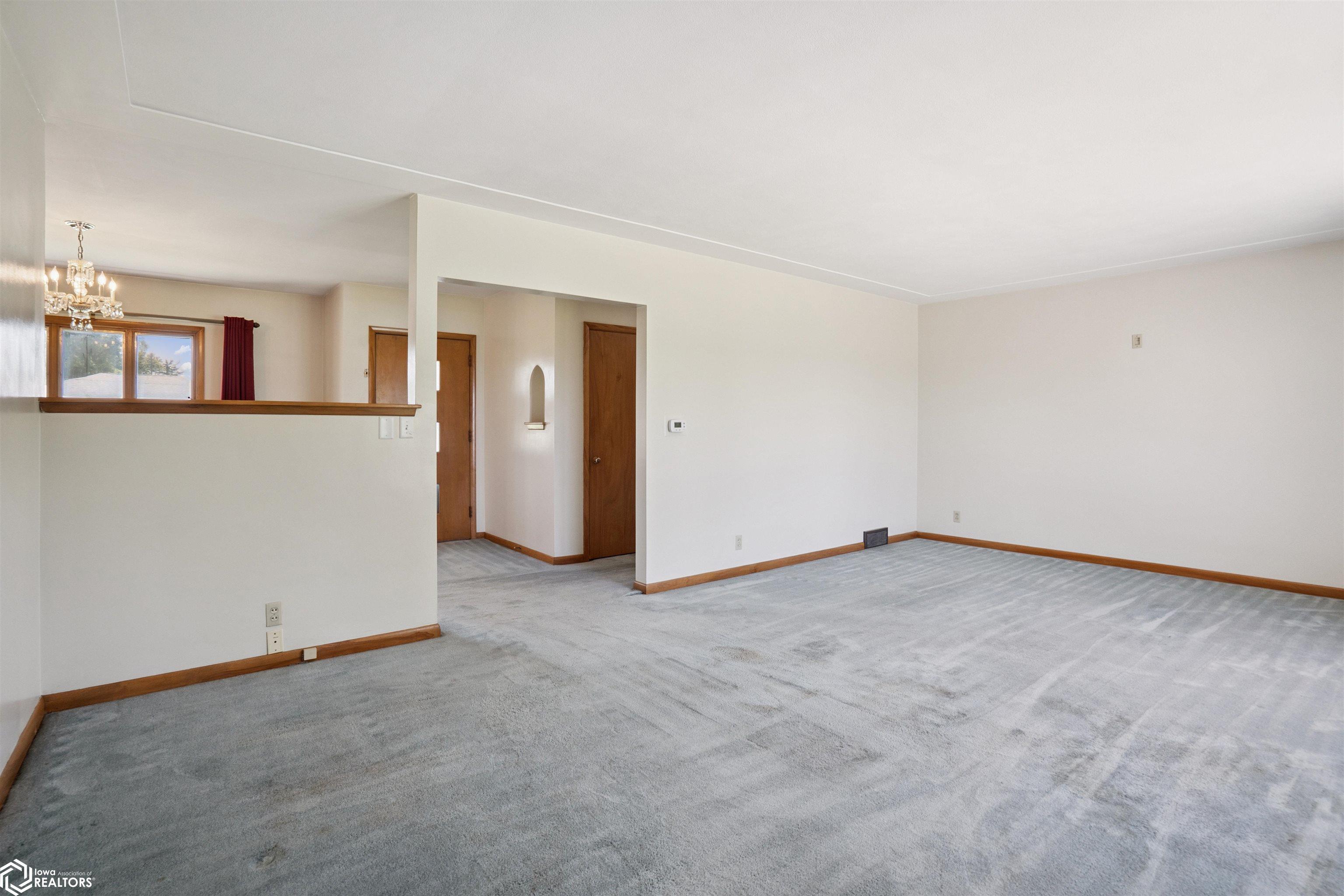 401 Edgeland Drive, Marshalltown, Iowa image 7