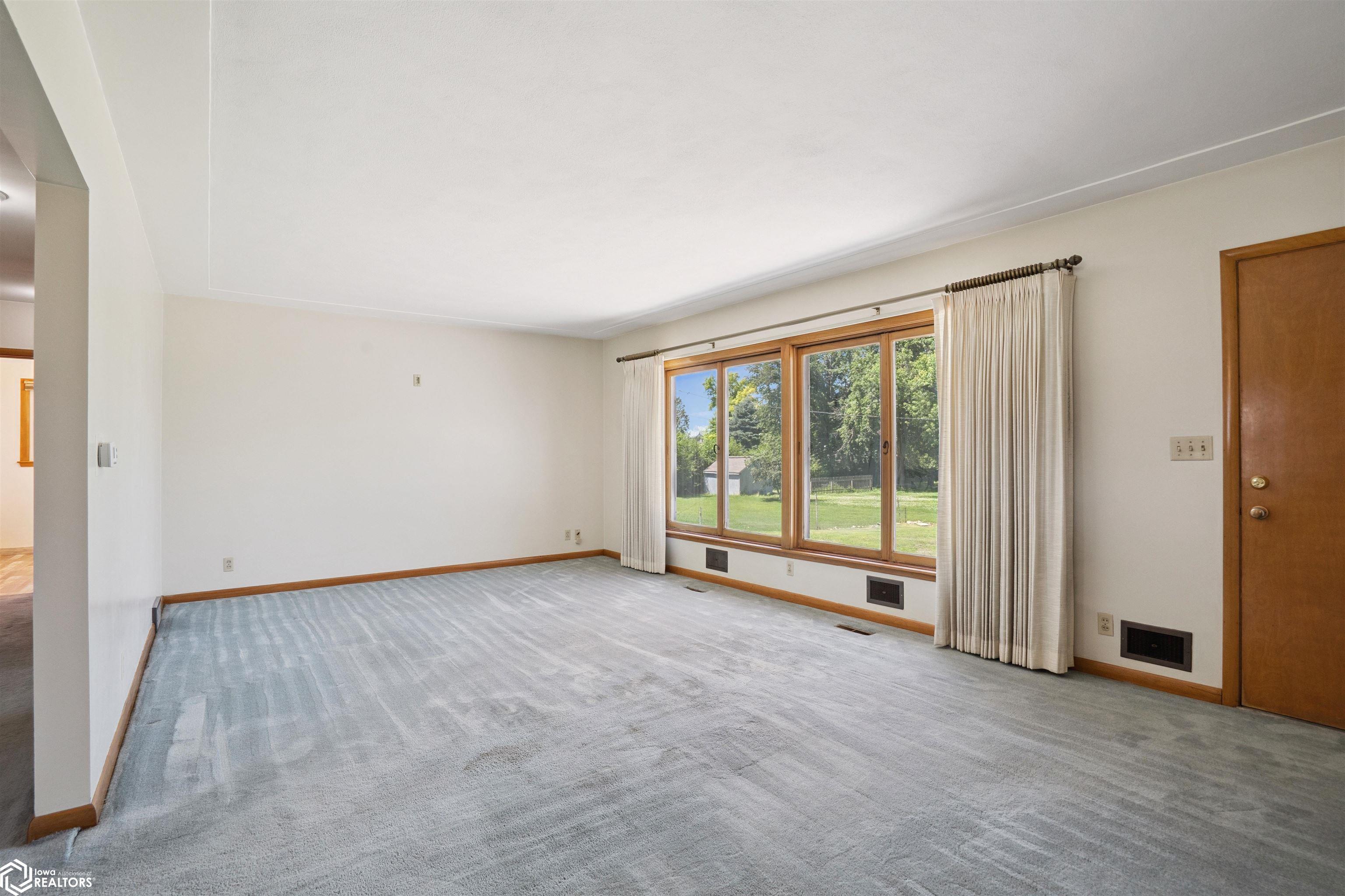 401 Edgeland Drive, Marshalltown, Iowa image 8
