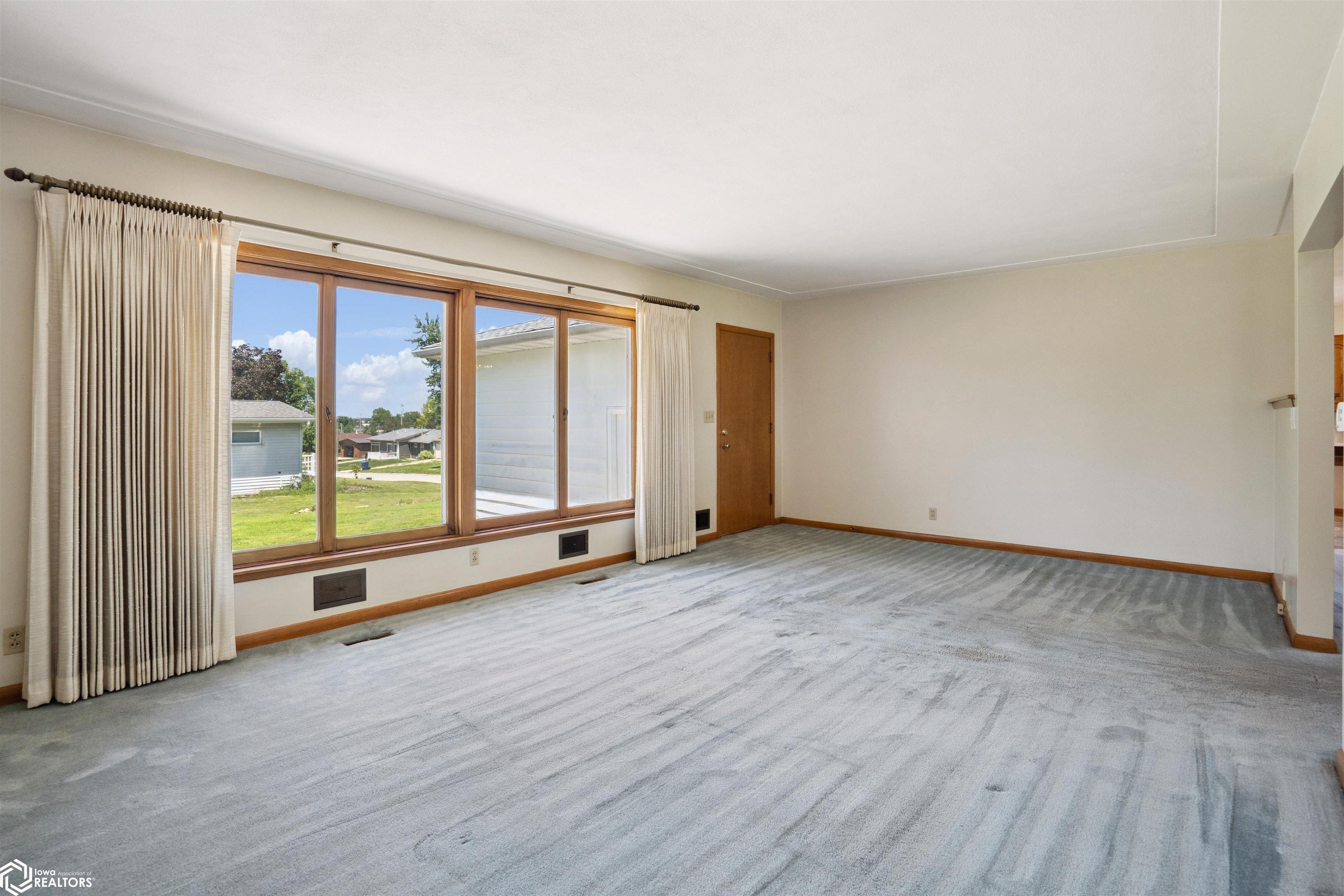 401 Edgeland Drive, Marshalltown, Iowa image 9