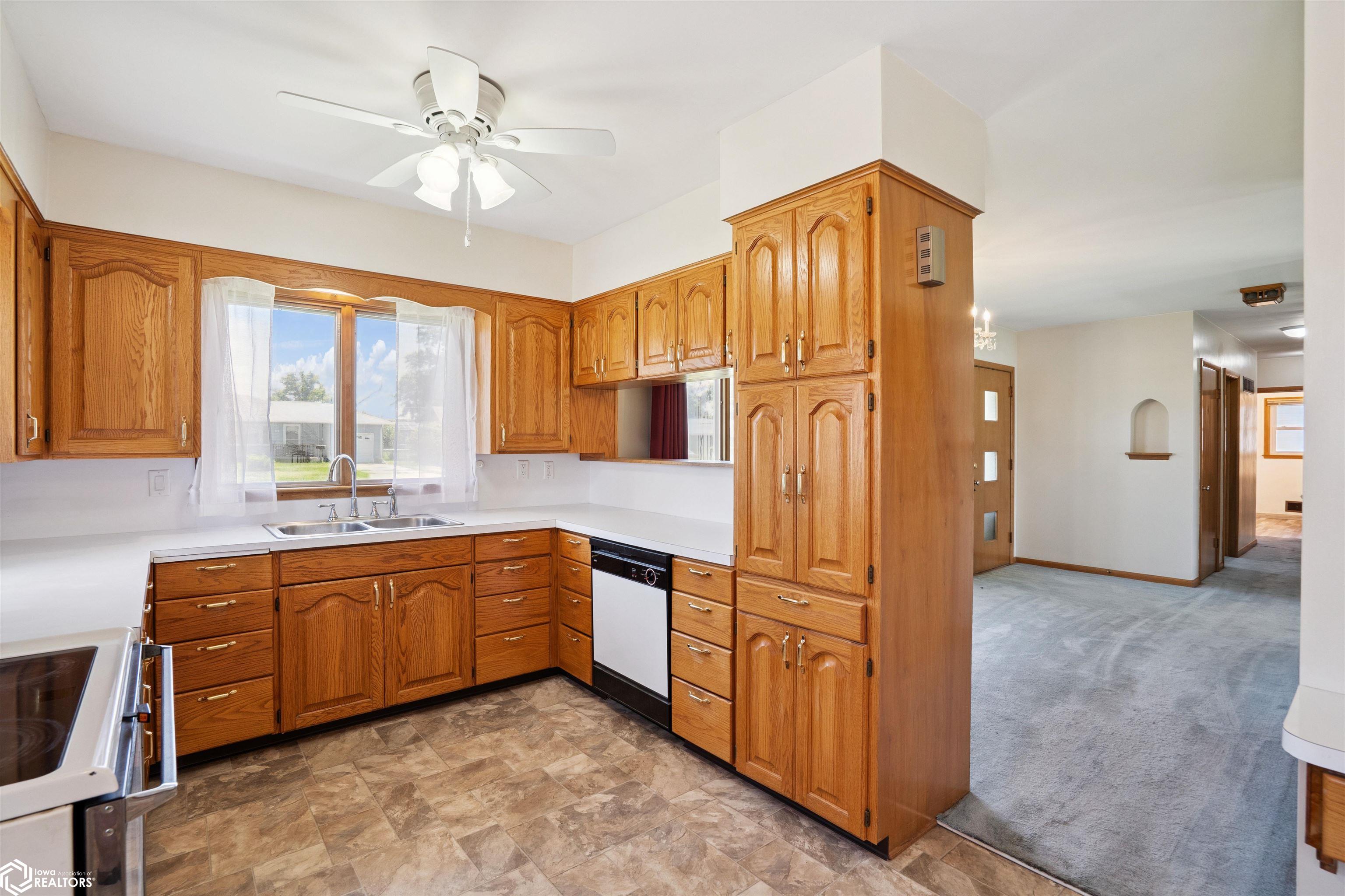 401 Edgeland Drive, Marshalltown, Iowa image 10