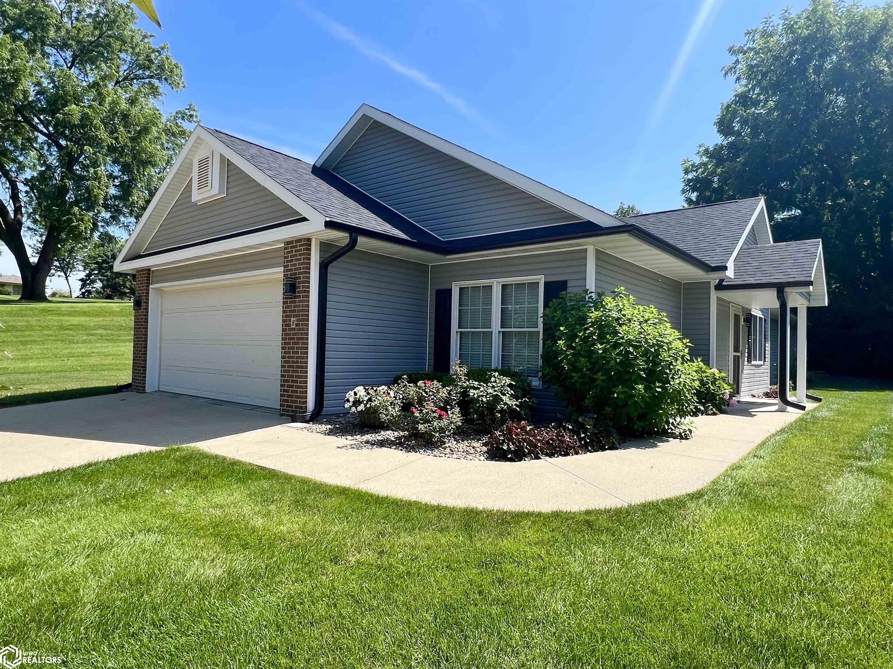8 Chancery Court, Newton, Iowa image 1
