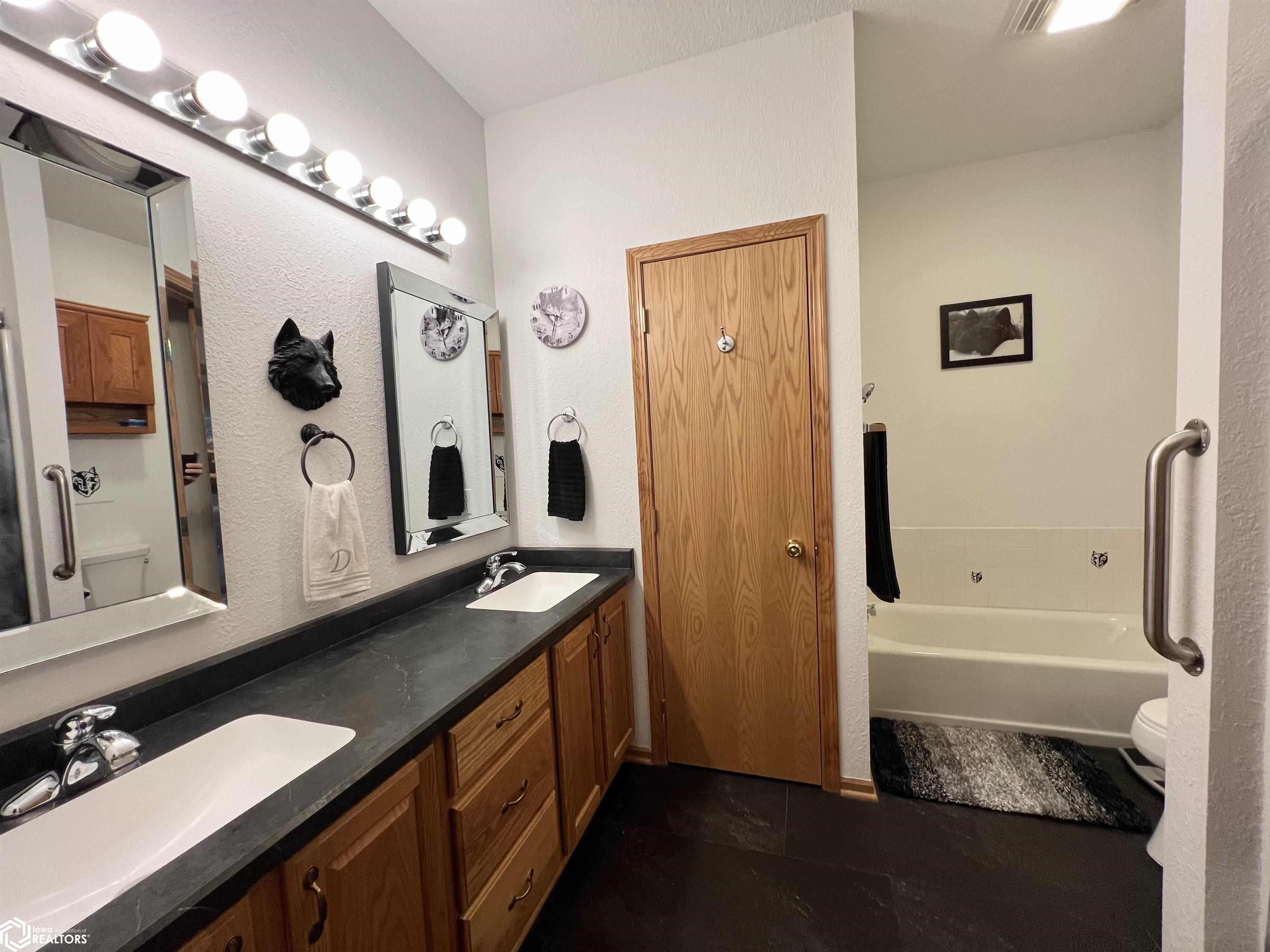 8 Chancery Court, Newton, Iowa image 14