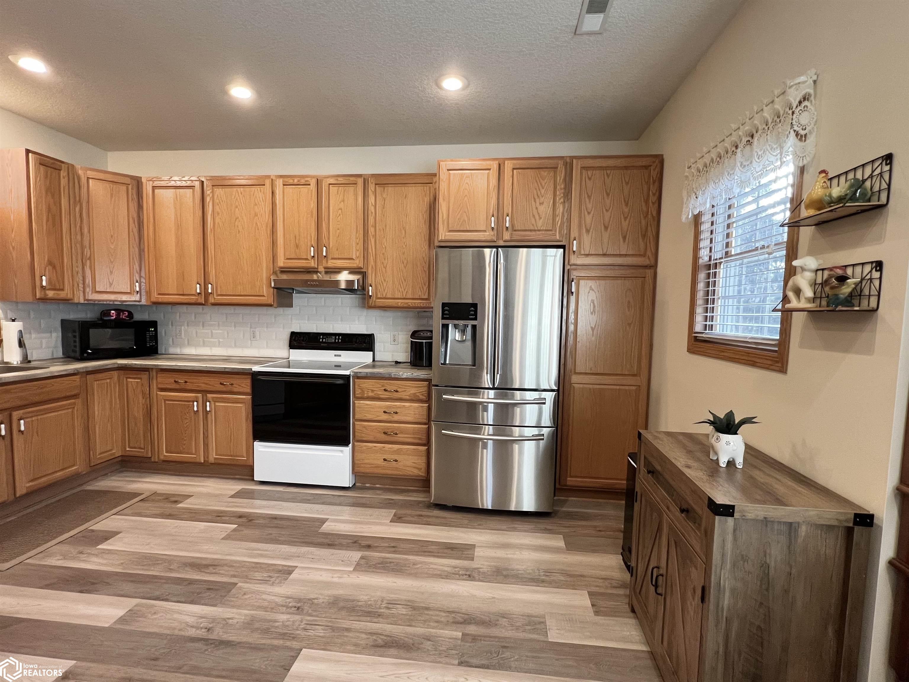 8 Chancery Court, Newton, Iowa image 3