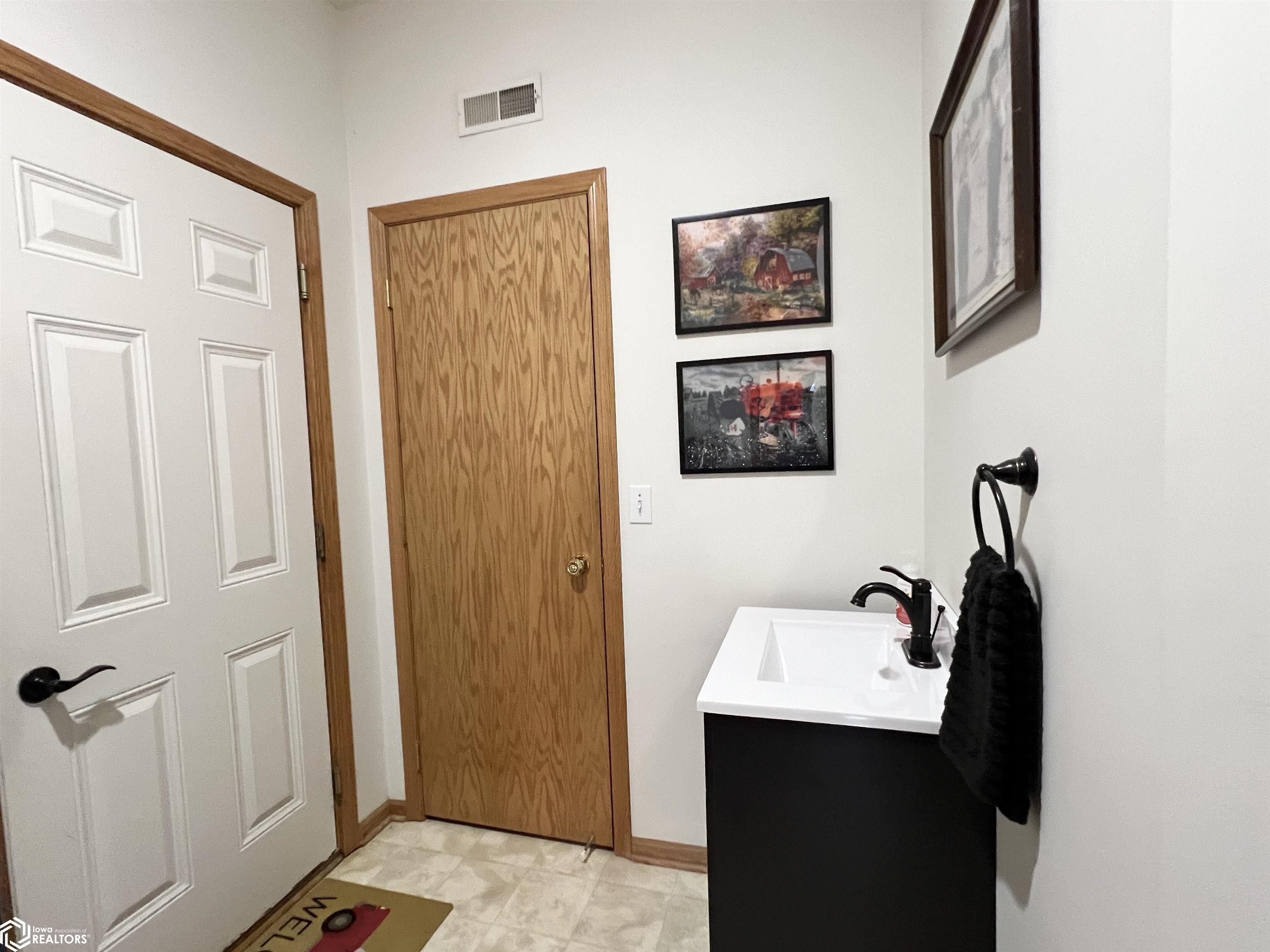 8 Chancery Court, Newton, Iowa image 9