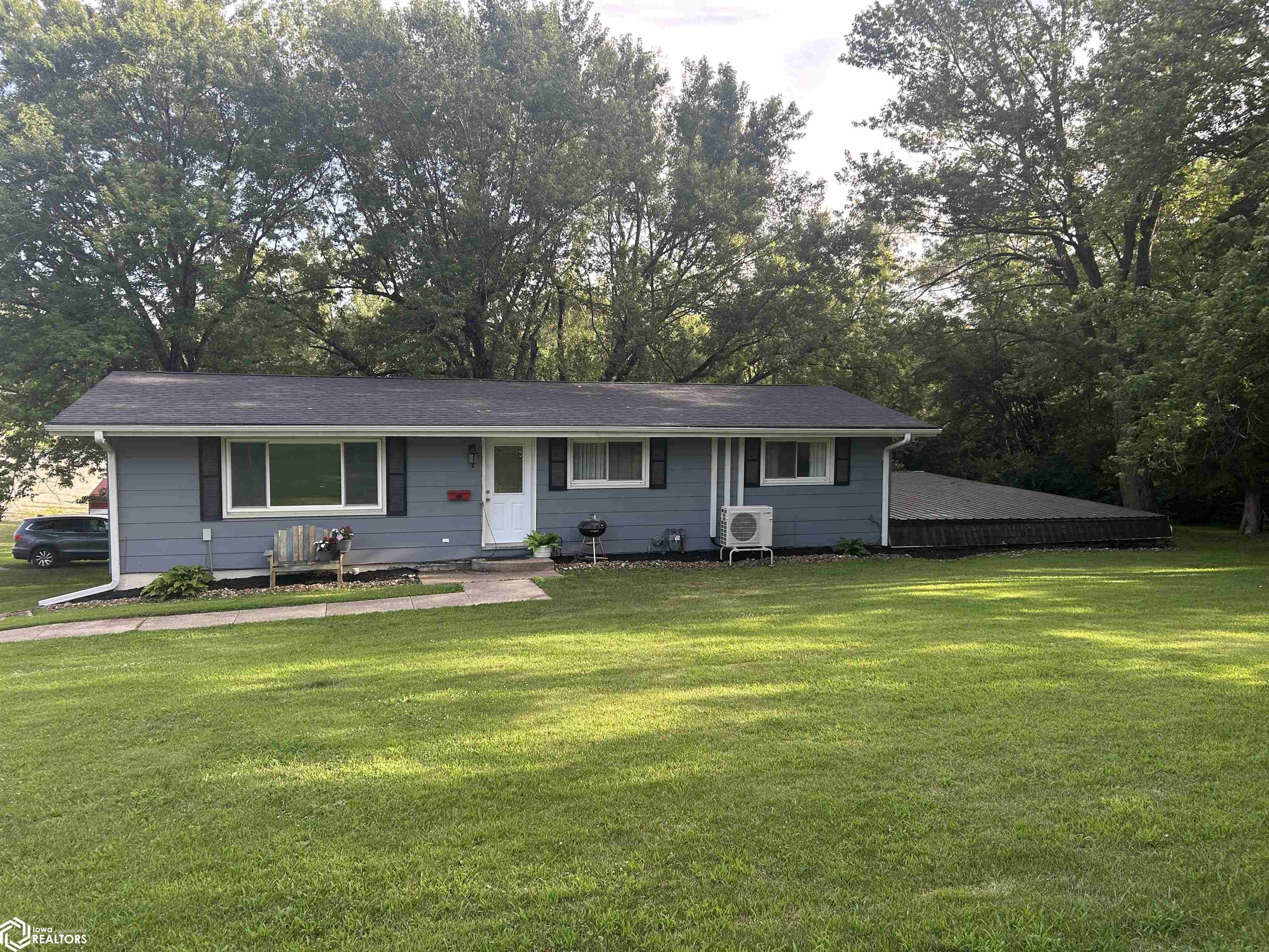 400 W Marion, Sigourney, Iowa image 1