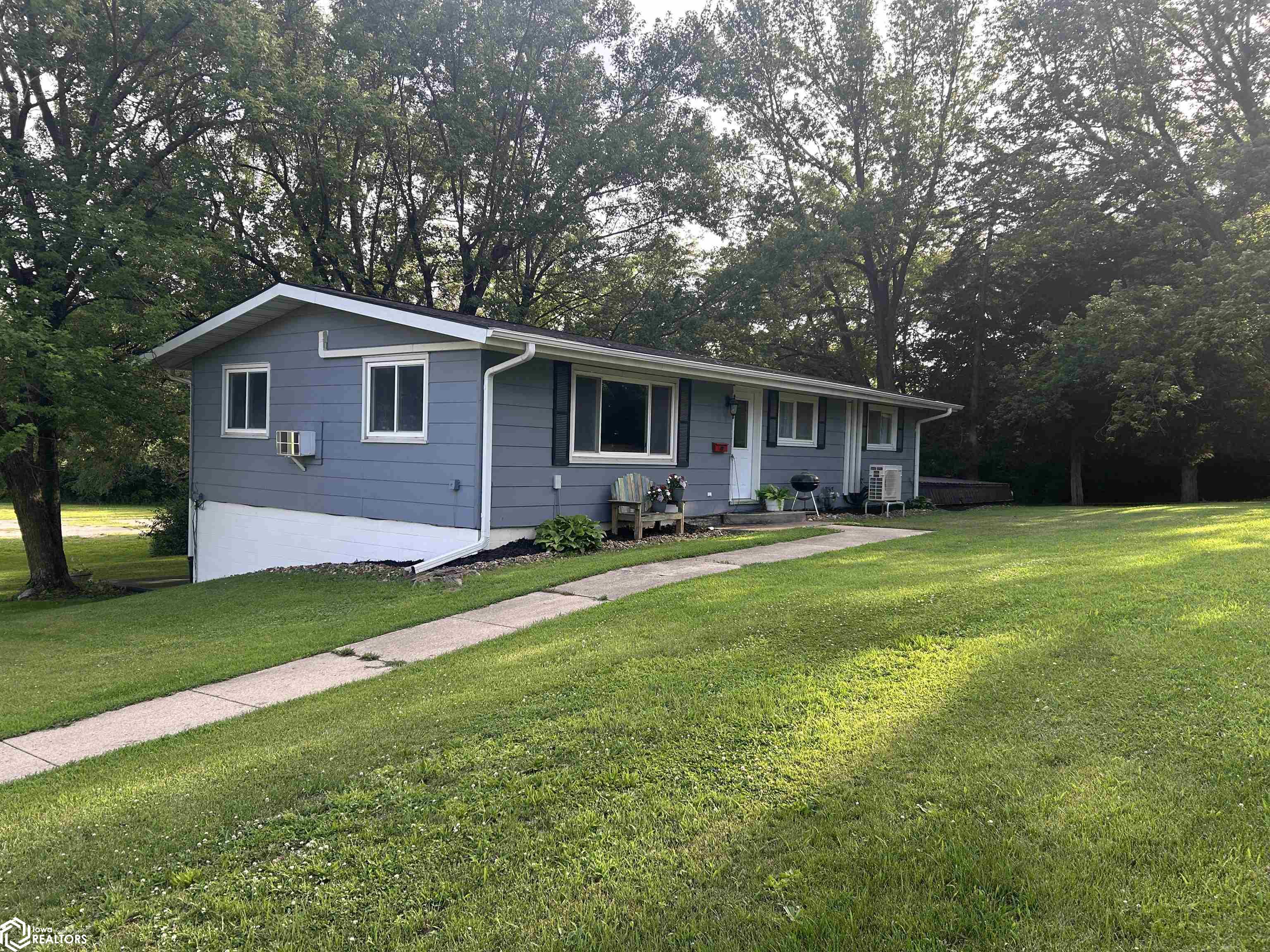 400 W Marion, Sigourney, Iowa image 2