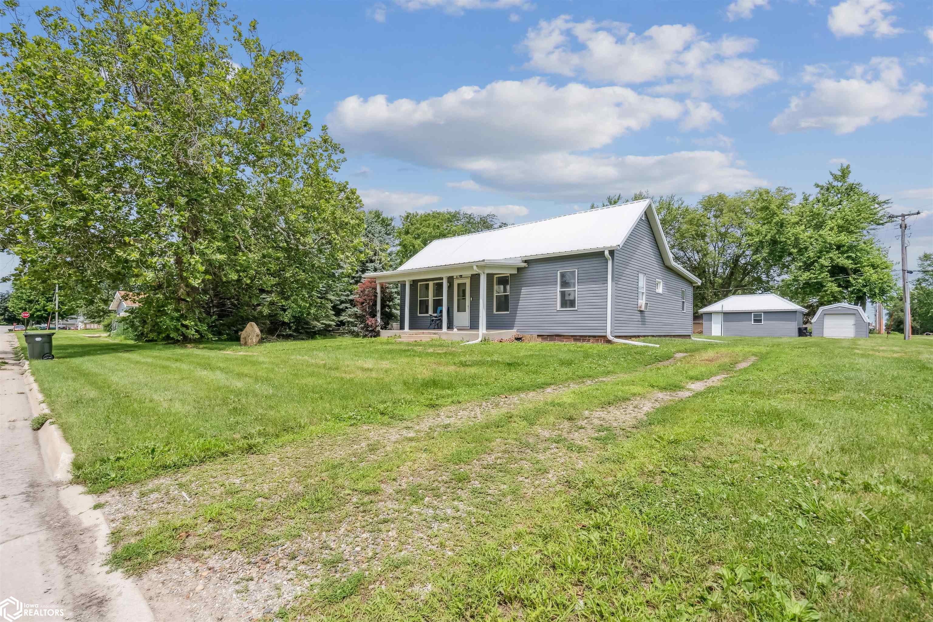 407 E Clark Street, Montezuma, Iowa image 2