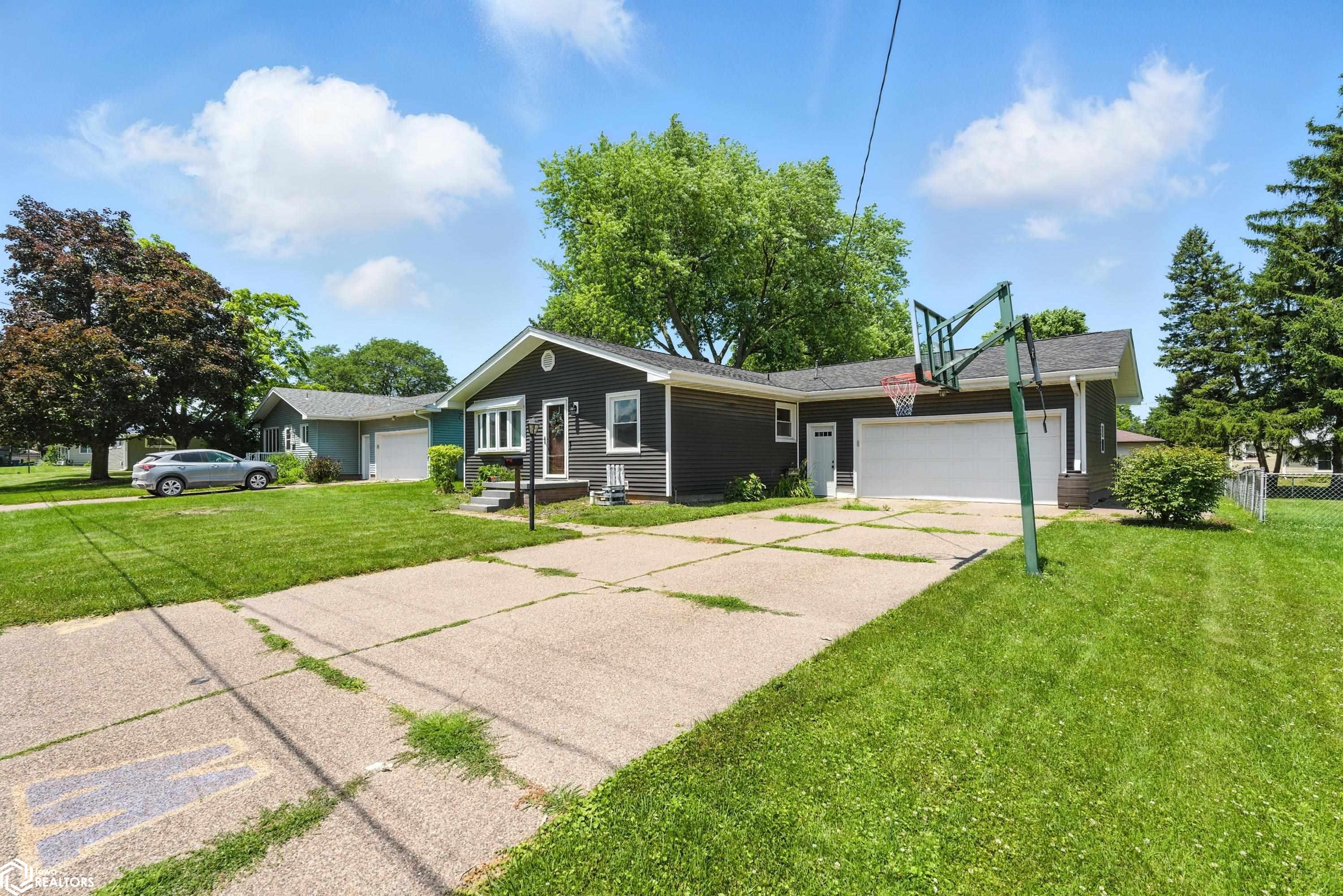 2113 Ridgewood Ave, Muscatine, Iowa image 2
