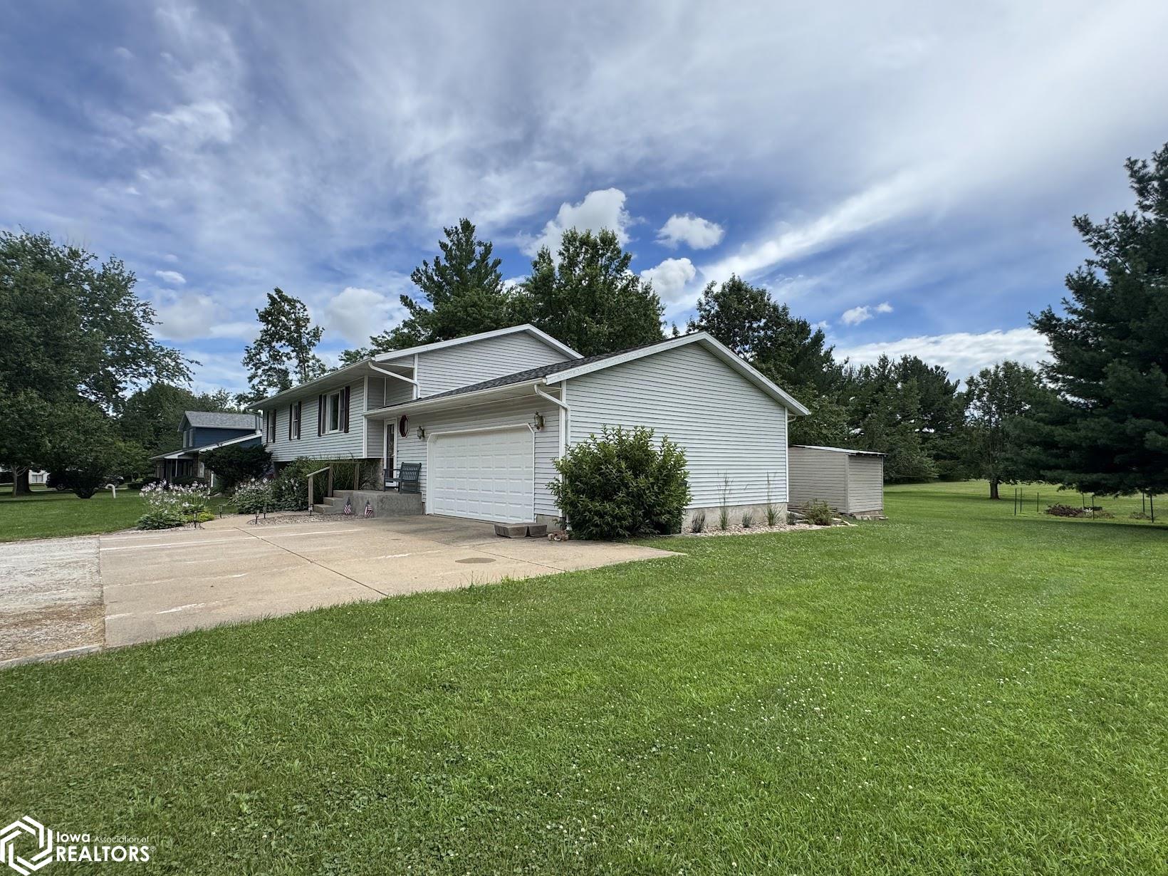 11161 Iroquois Road, Burlington, Iowa image 2