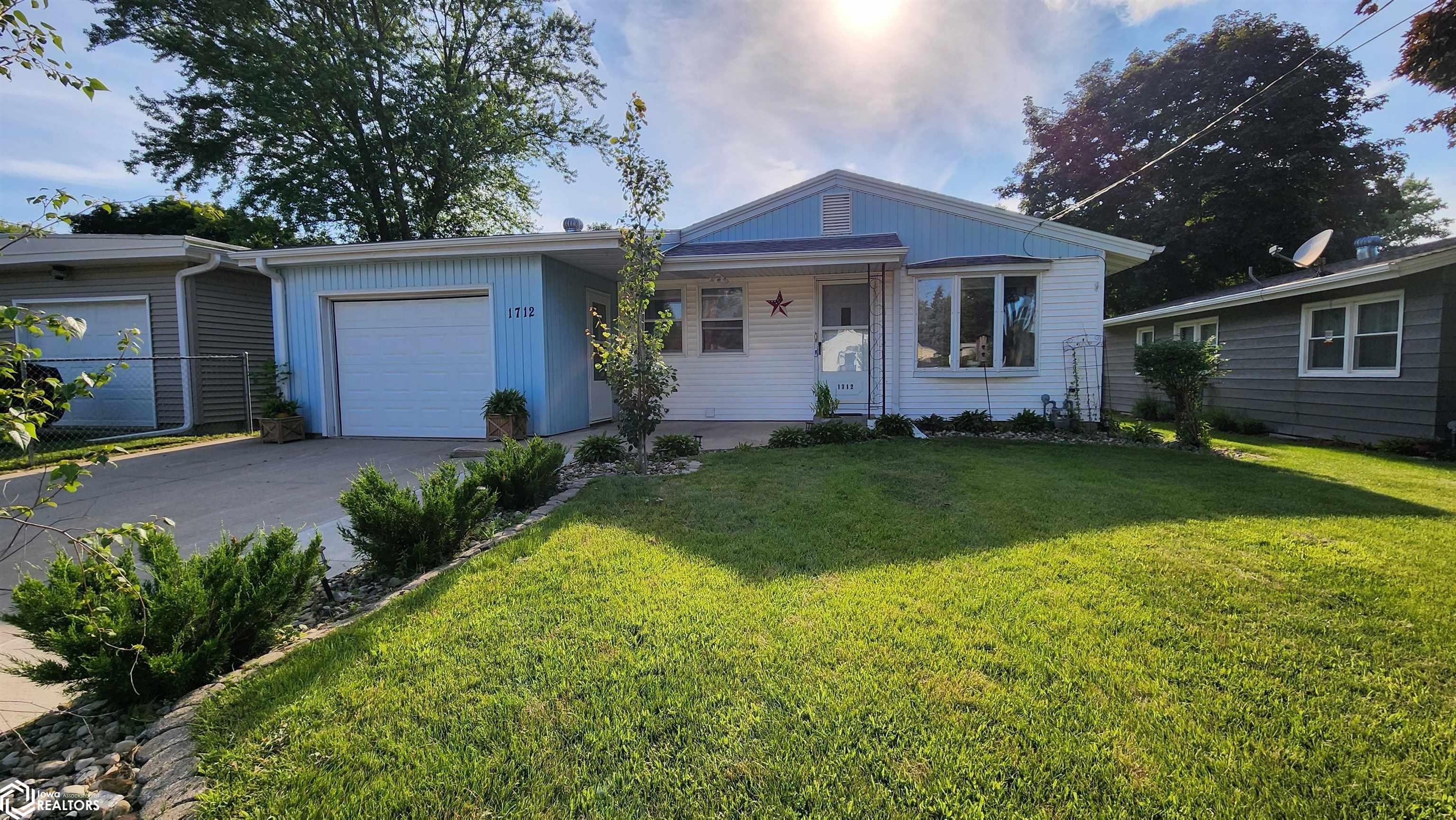 1712 S Hampshire Avenue, Mason City, Iowa image 1