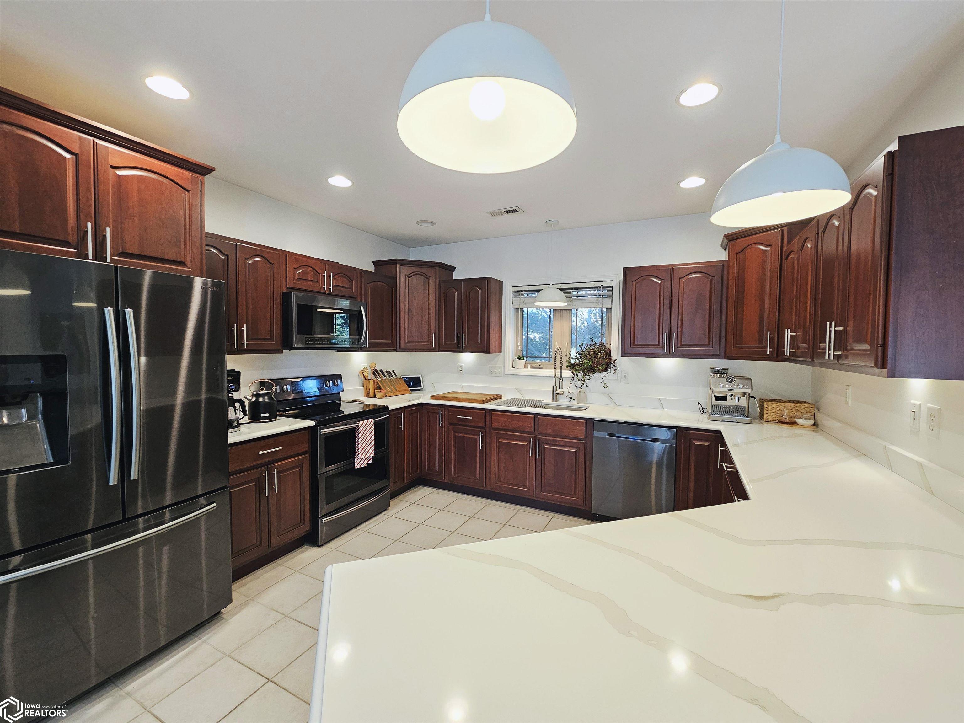 1503 Winchester Drive, Burlington, Iowa image 4
