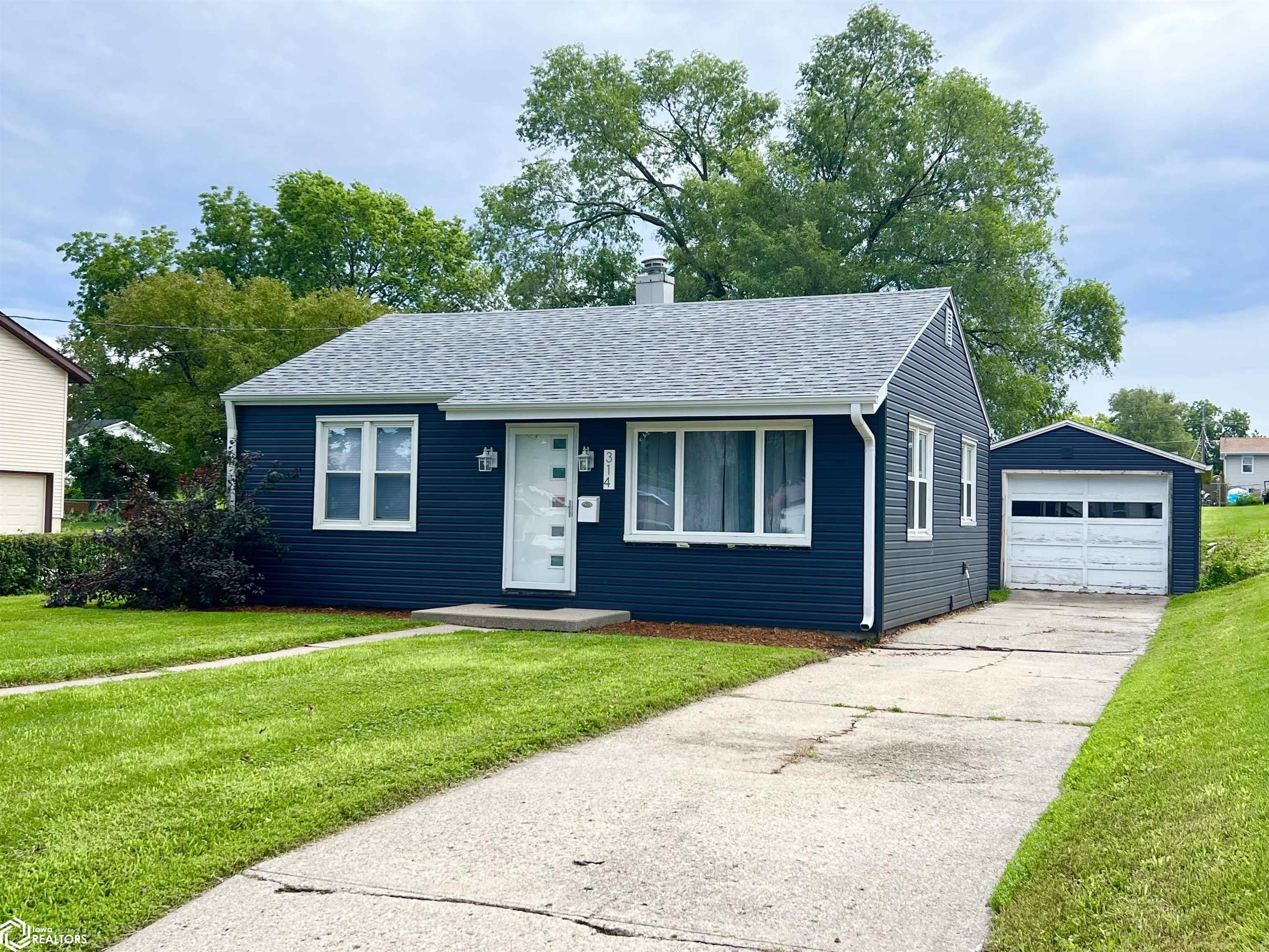 314 E 14th Street, Newton, Iowa image 1