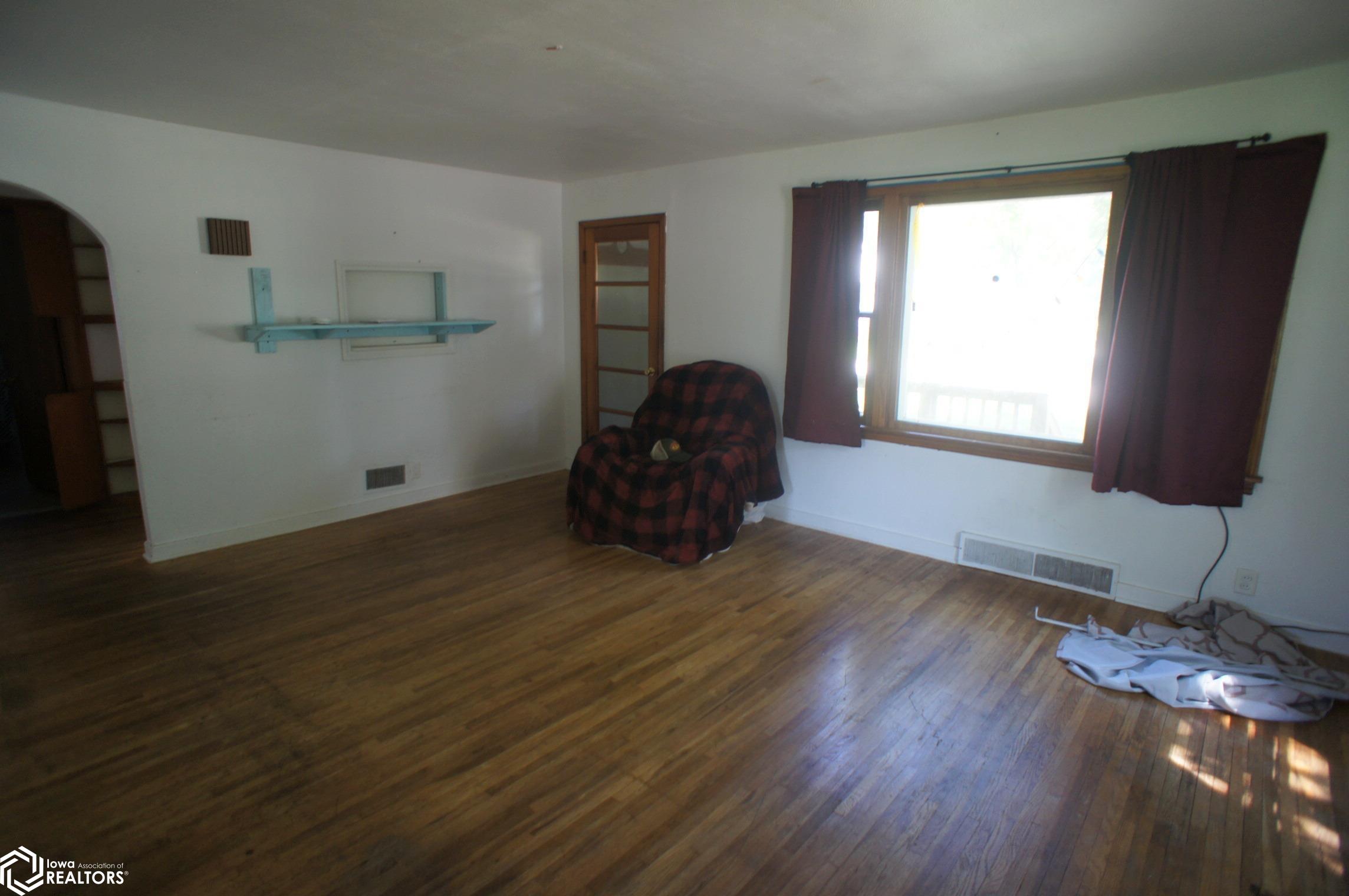 1048 Walnut Street, Webster City, Iowa image 3
