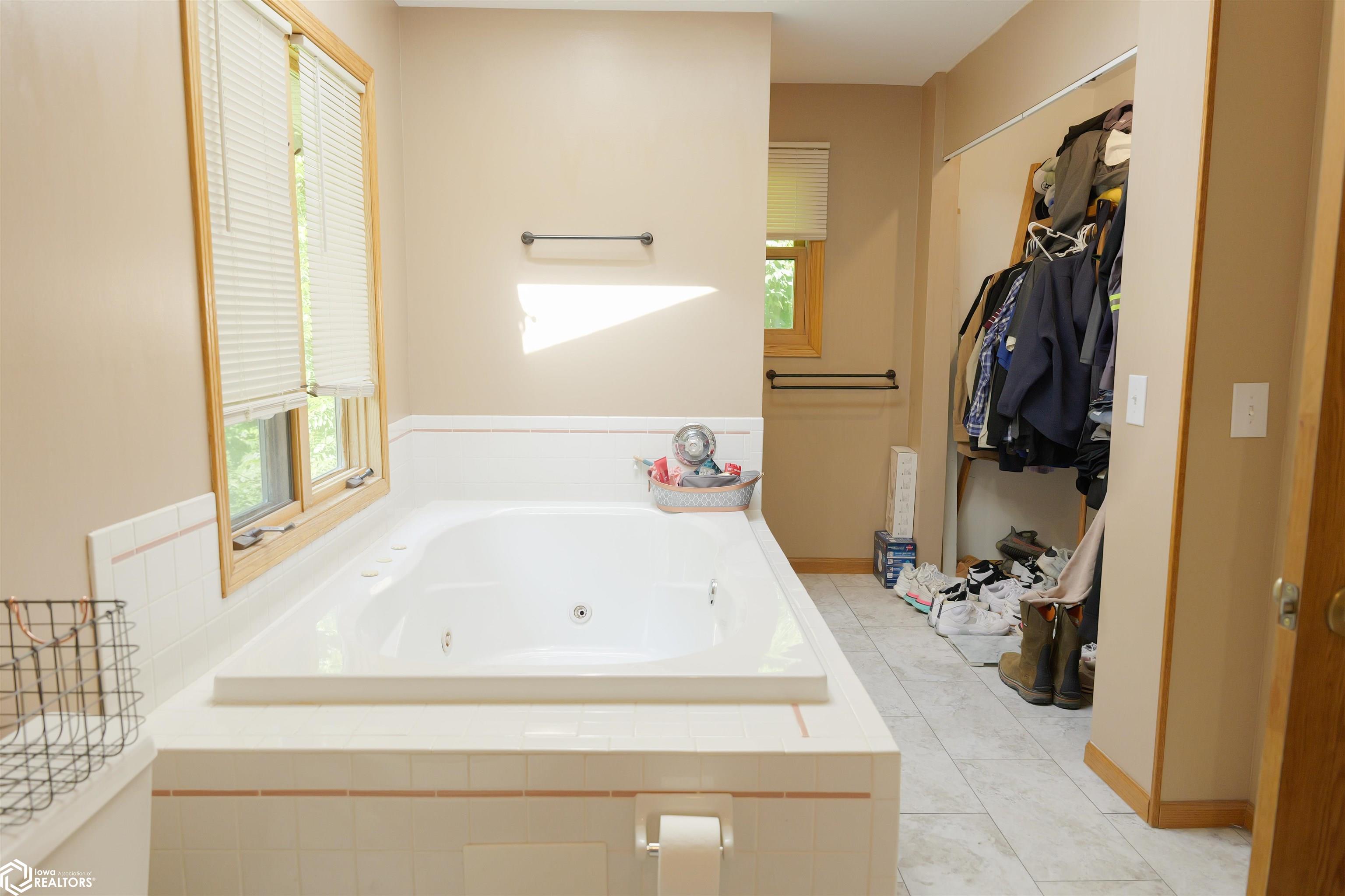 10591 Rolling Hills Drive, Burlington, Iowa image 34