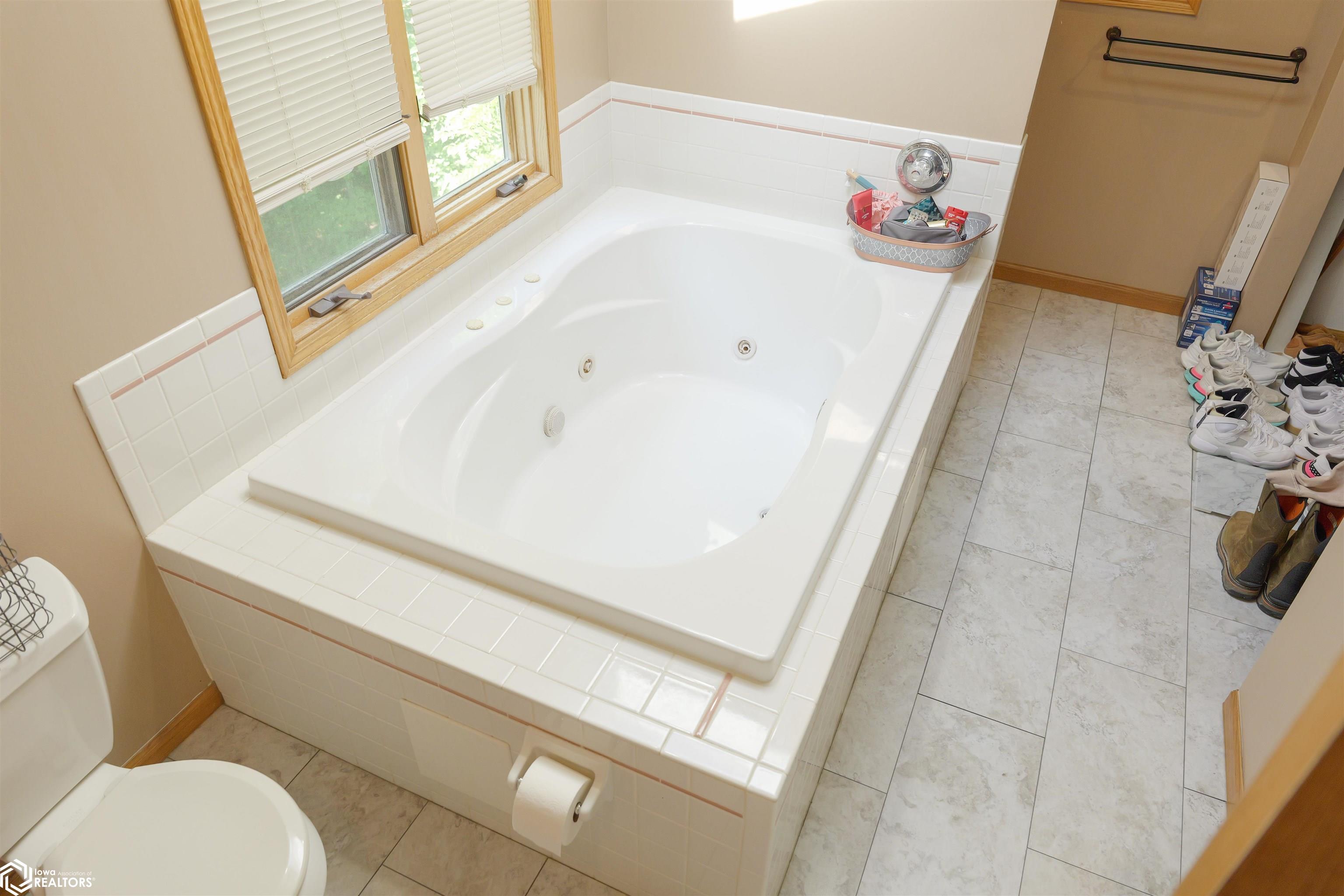 10591 Rolling Hills Drive, Burlington, Iowa image 35