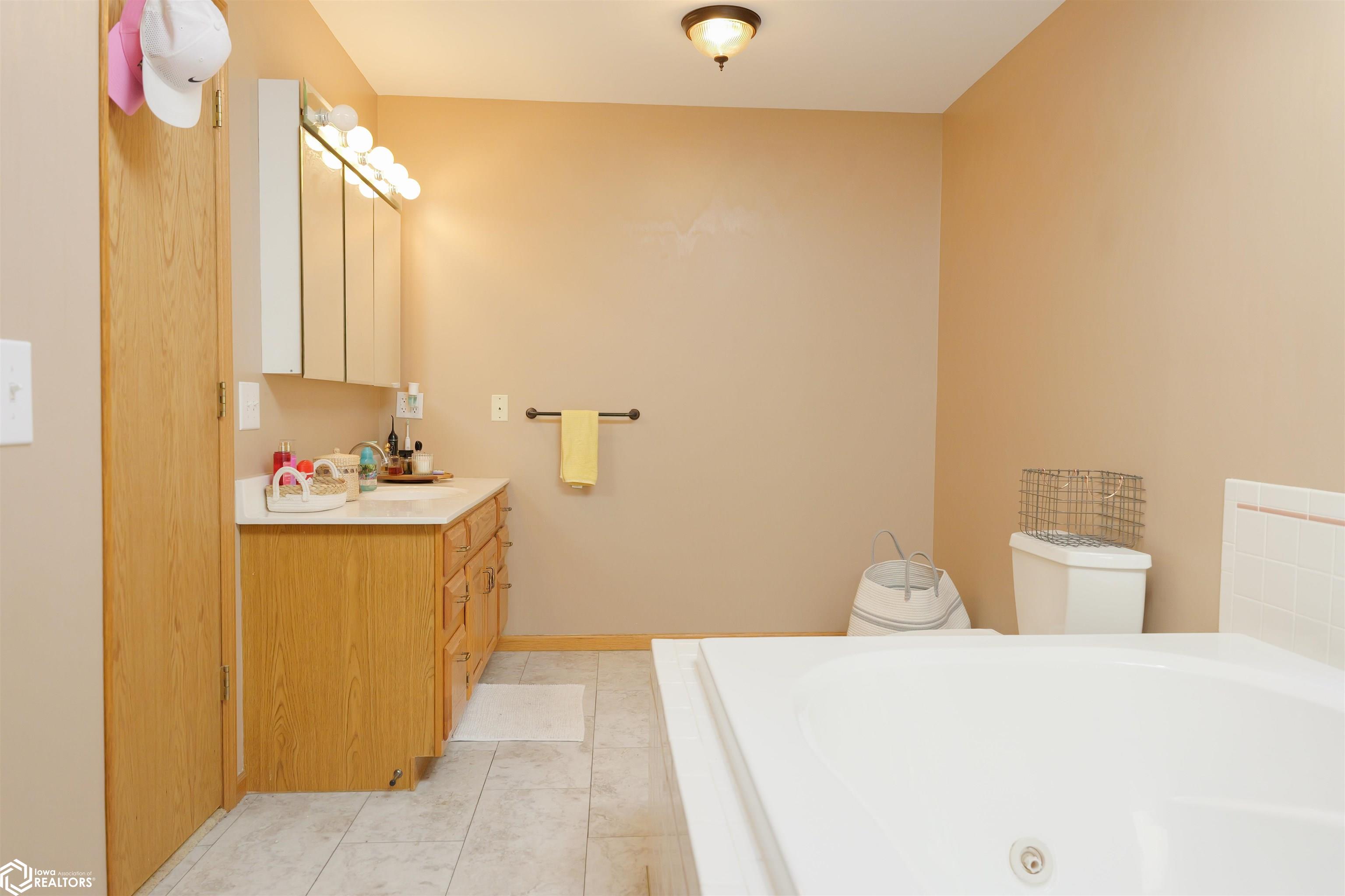 10591 Rolling Hills Drive, Burlington, Iowa image 36