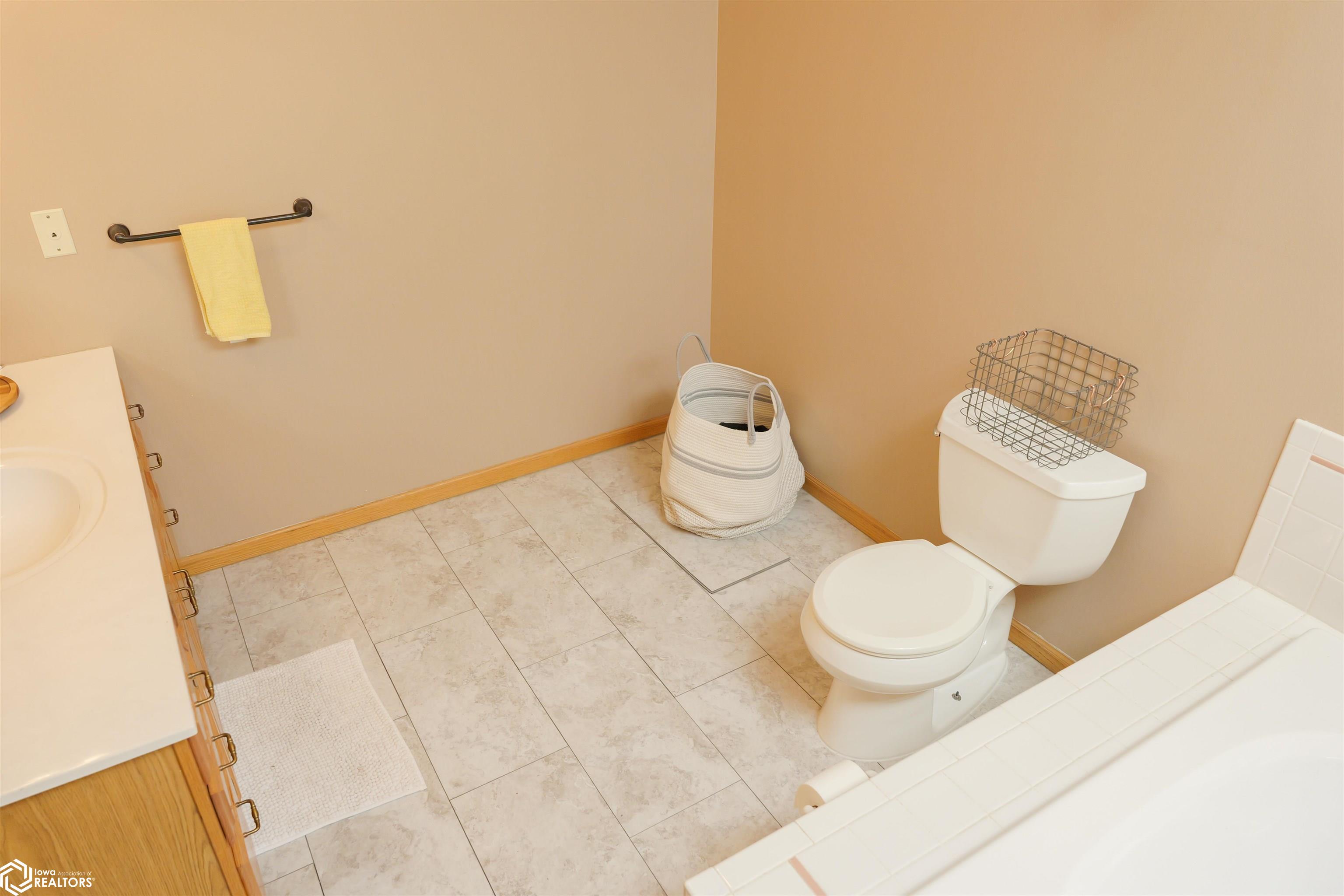 10591 Rolling Hills Drive, Burlington, Iowa image 37
