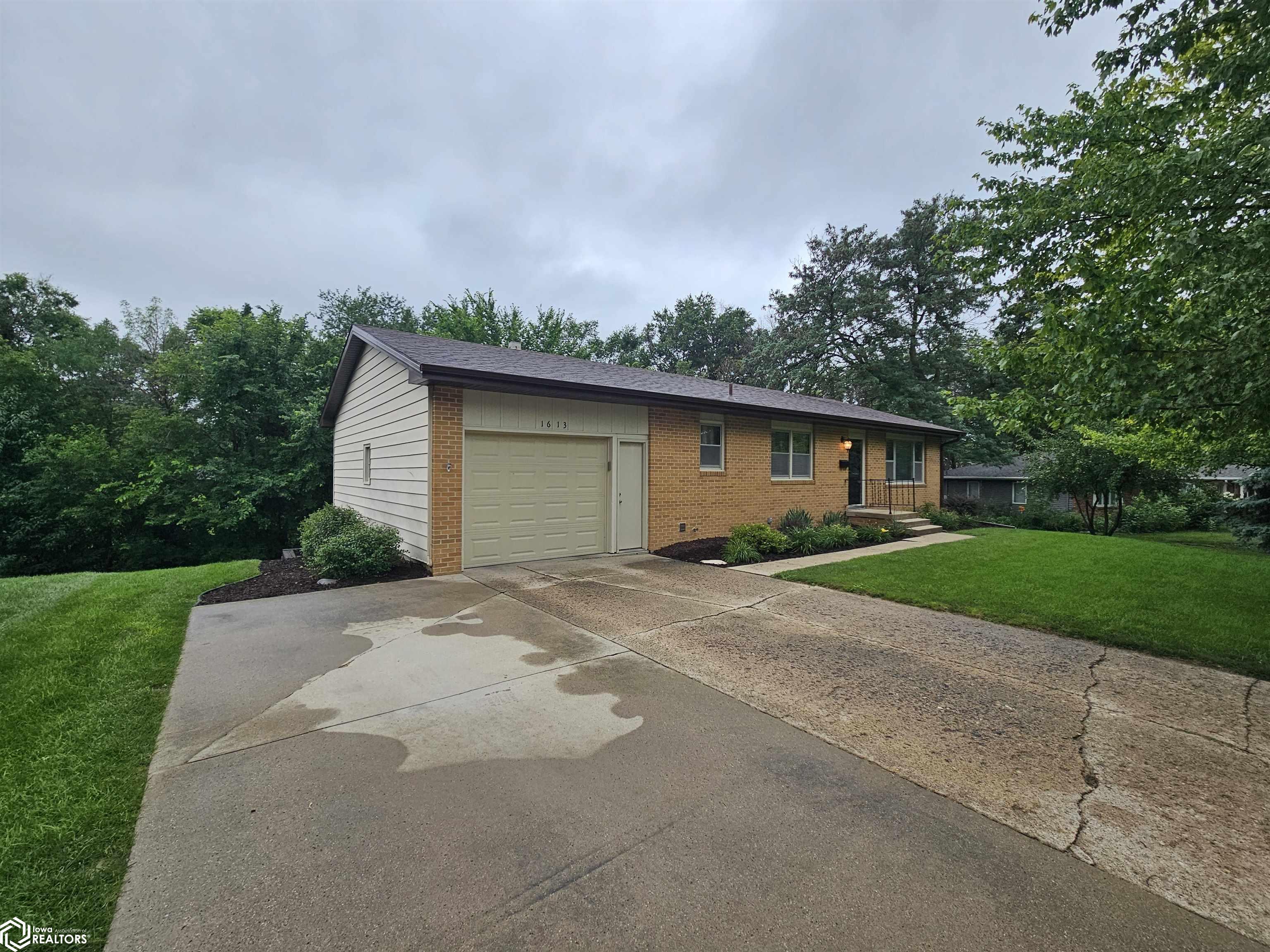 1613 Marcella Heights Drive, Carroll, Iowa image 2