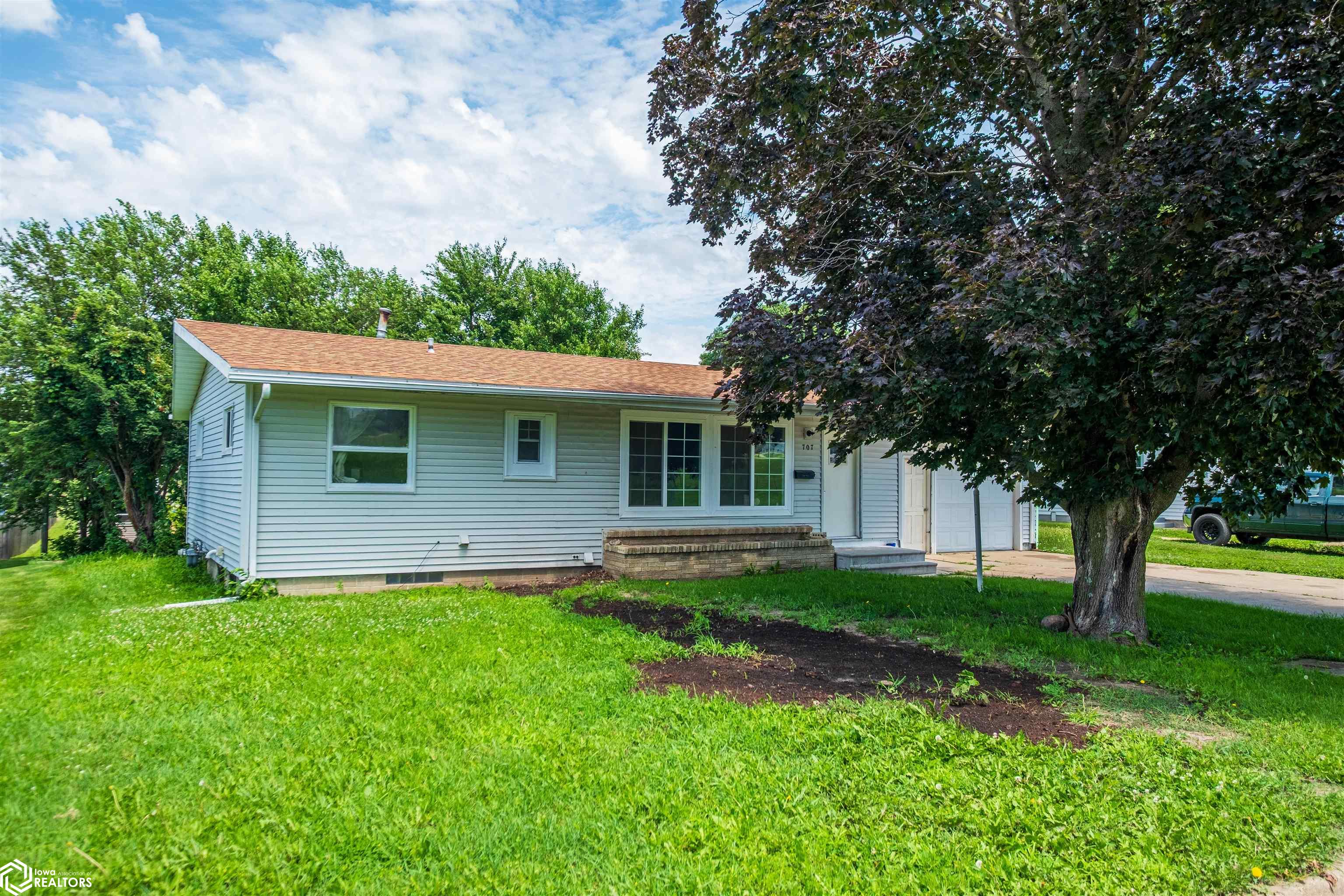 707 E Carleton Street, Toledo, Iowa image 1