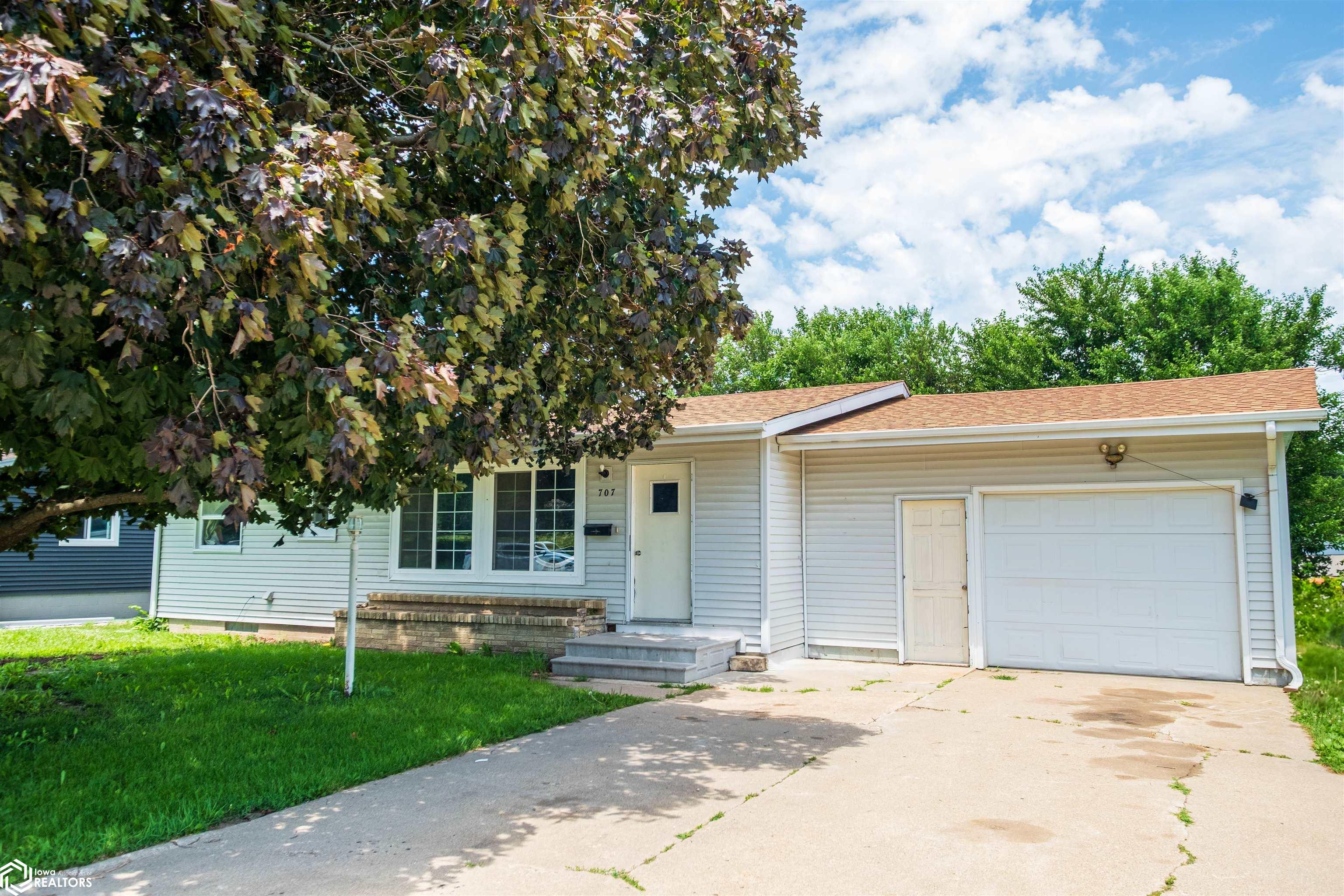 707 E Carleton Street, Toledo, Iowa image 2