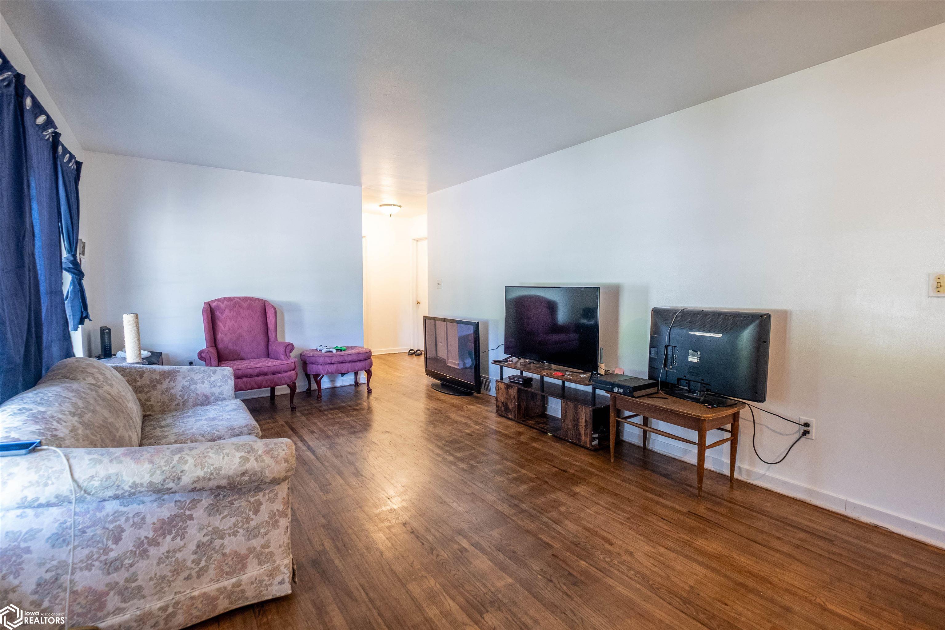 707 E Carleton Street, Toledo, Iowa image 3