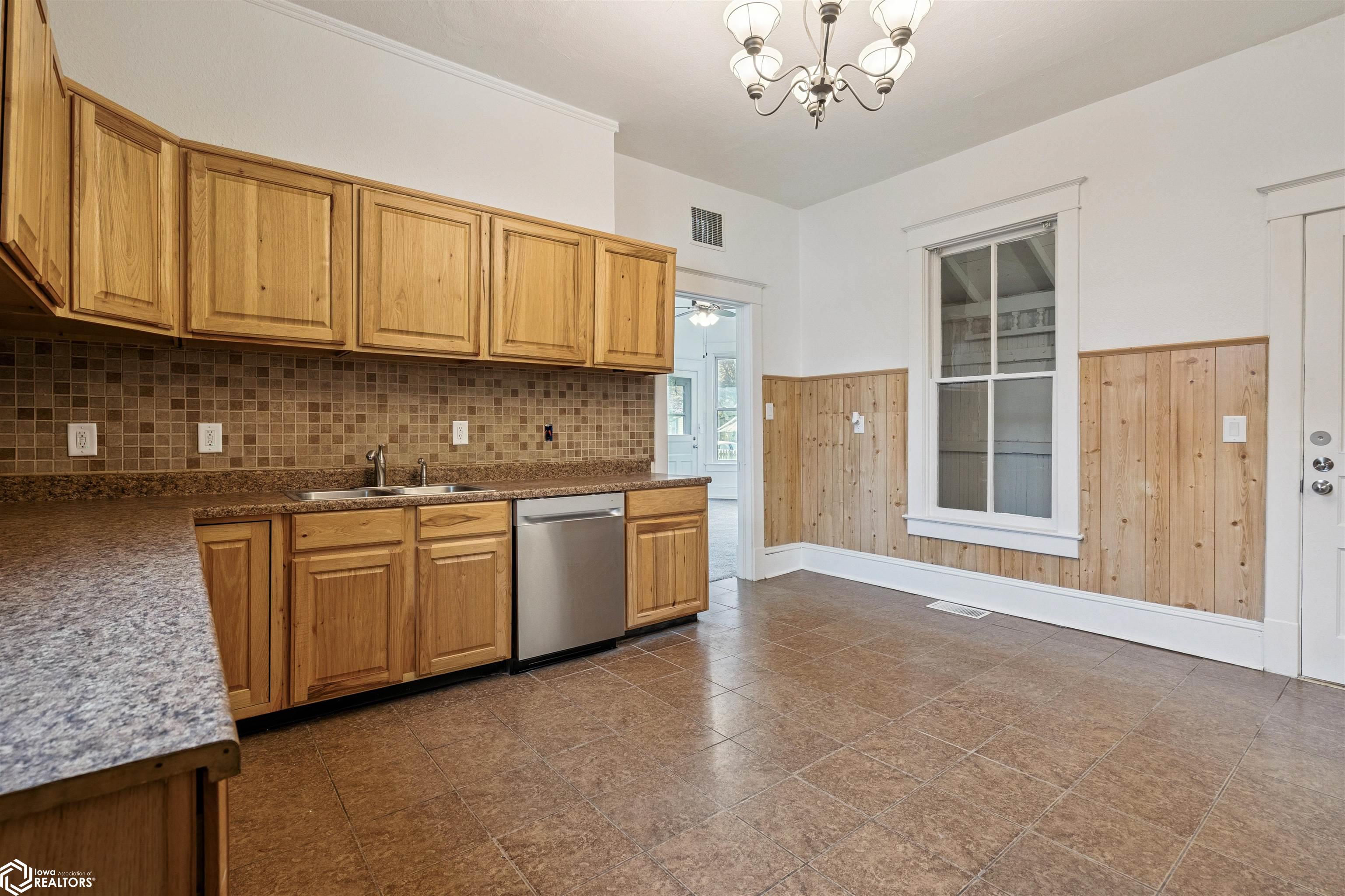 513 Hagemann Avenue, Burlington, Iowa image 11