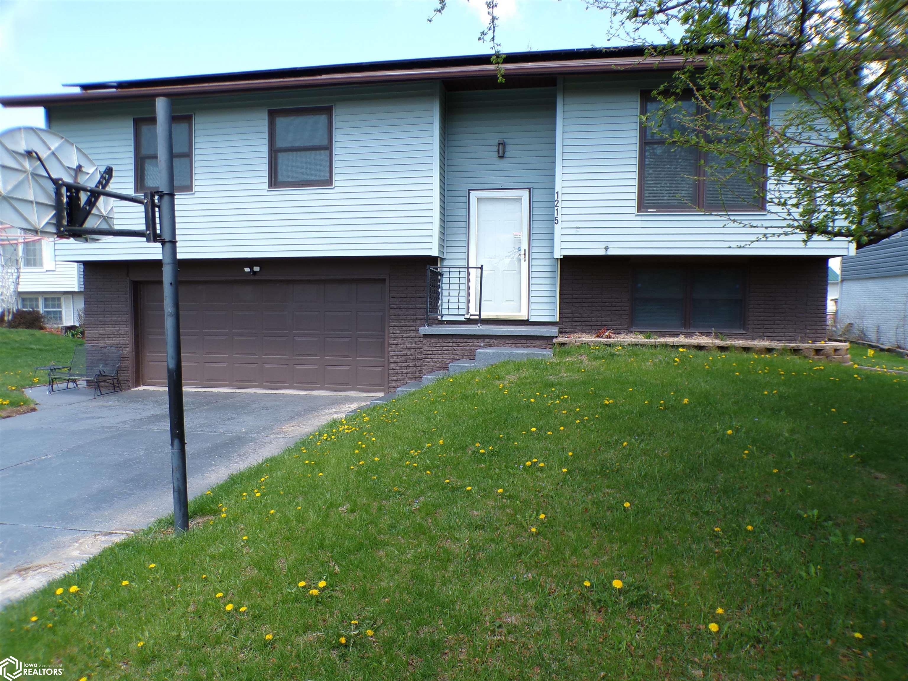 1215 Rolling Meadows Road, Marshalltown, Iowa image 1