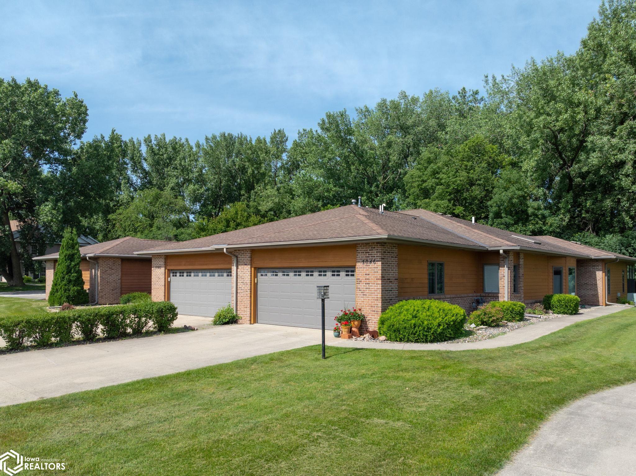 2048 Hunters Ridge Drive, Mason City, Iowa image 1
