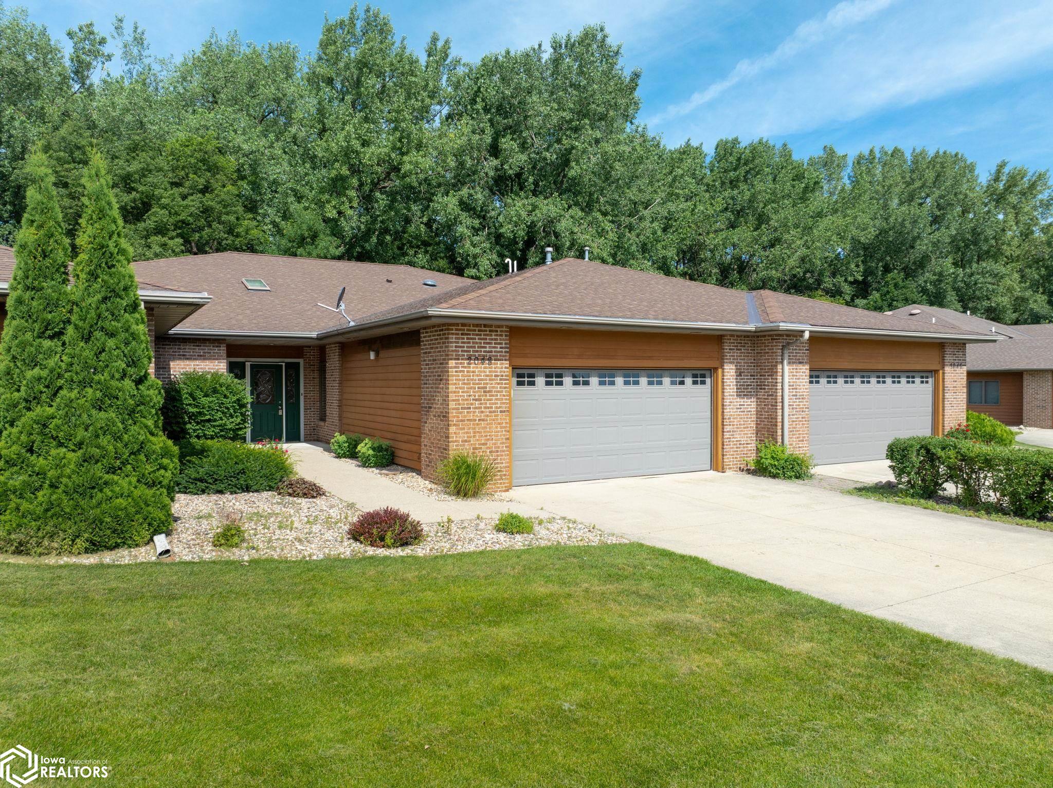 2048 Hunters Ridge Drive, Mason City, Iowa image 2