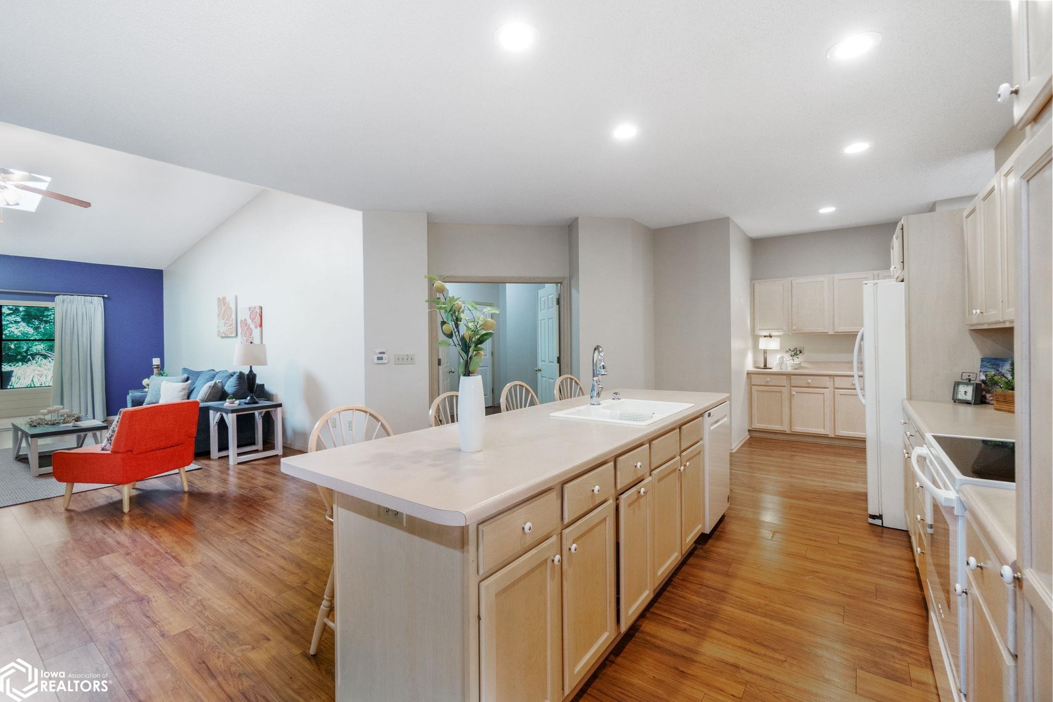 2048 Hunters Ridge Drive, Mason City, Iowa image 11