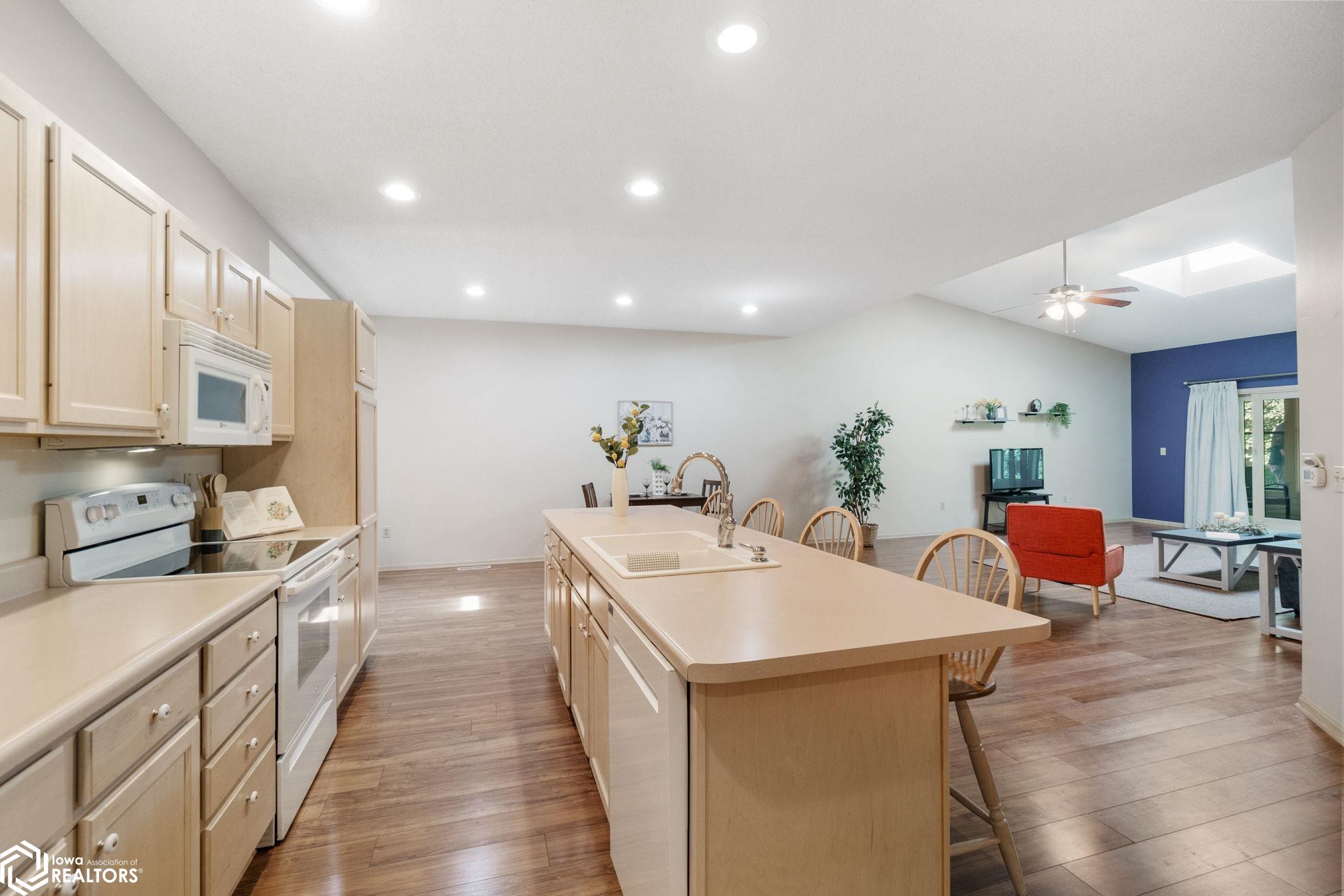 2048 Hunters Ridge Drive, Mason City, Iowa image 12