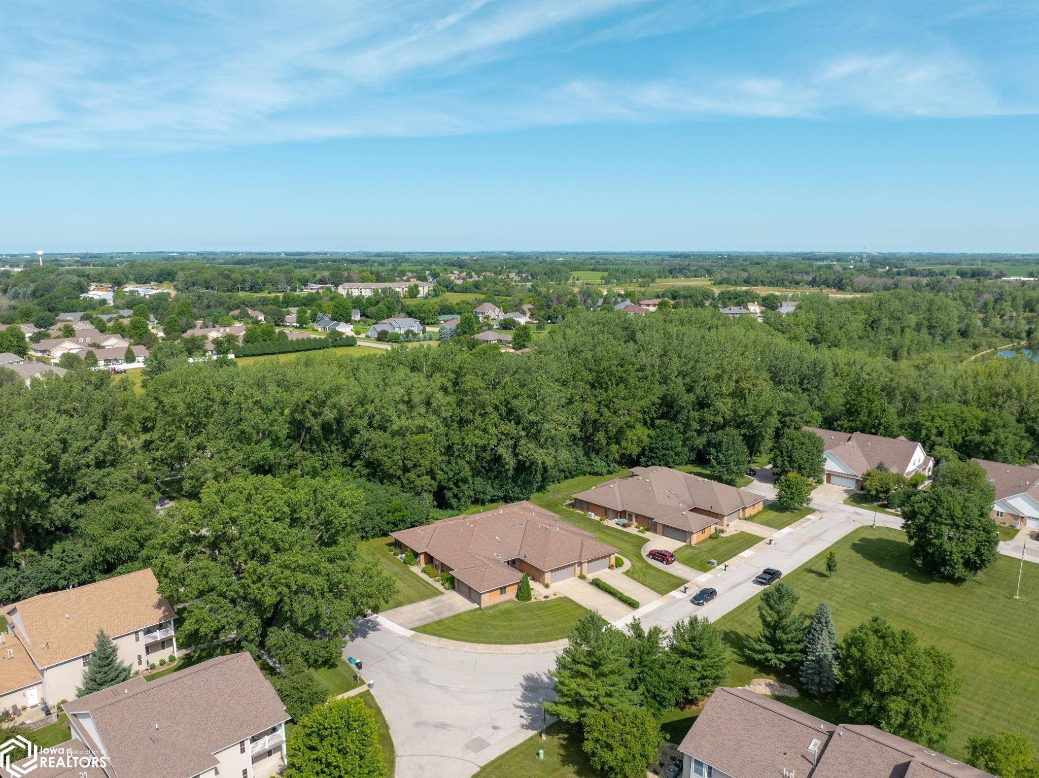 2048 Hunters Ridge Drive, Mason City, Iowa image 3