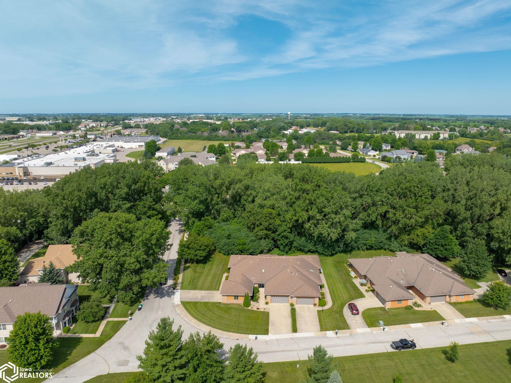 2048 Hunters Ridge Drive, Mason City, Iowa image 4