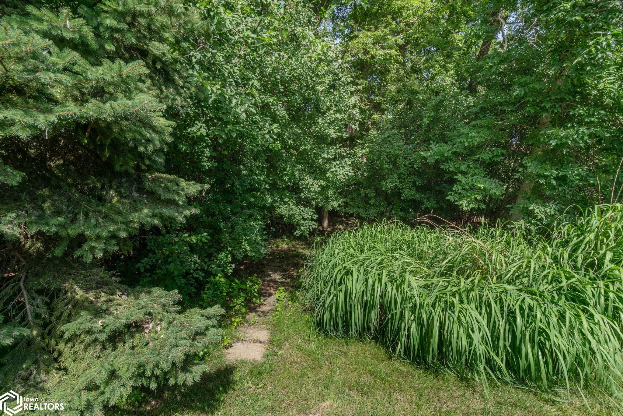 2048 Hunters Ridge Drive, Mason City, Iowa image 31