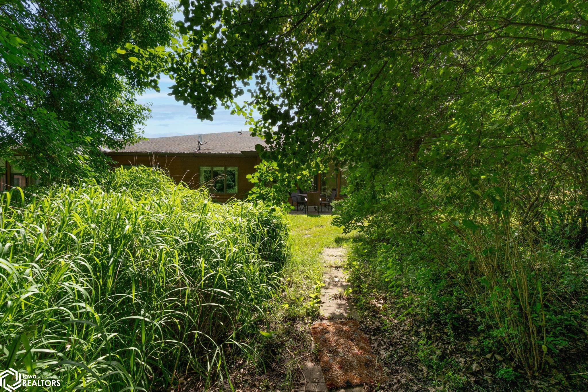 2048 Hunters Ridge Drive, Mason City, Iowa image 32