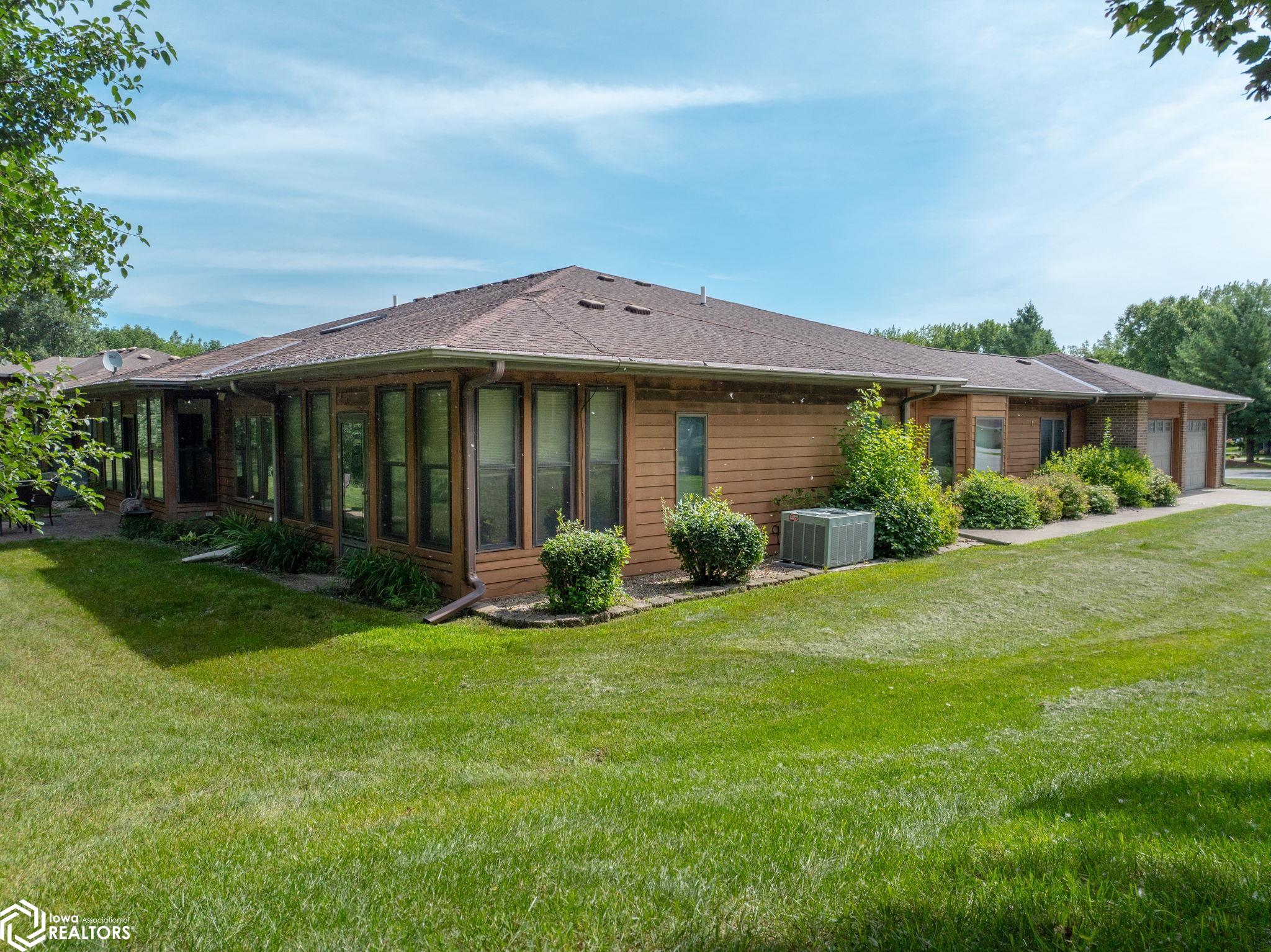 2048 Hunters Ridge Drive, Mason City, Iowa image 33
