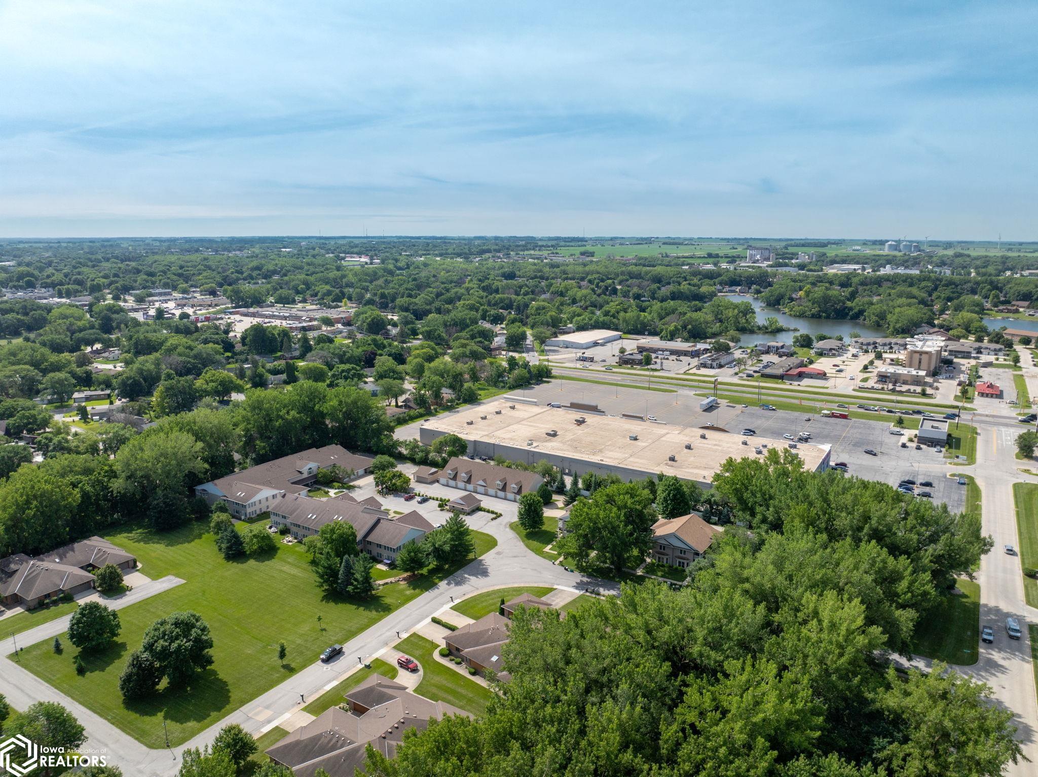 2048 Hunters Ridge Drive, Mason City, Iowa image 37