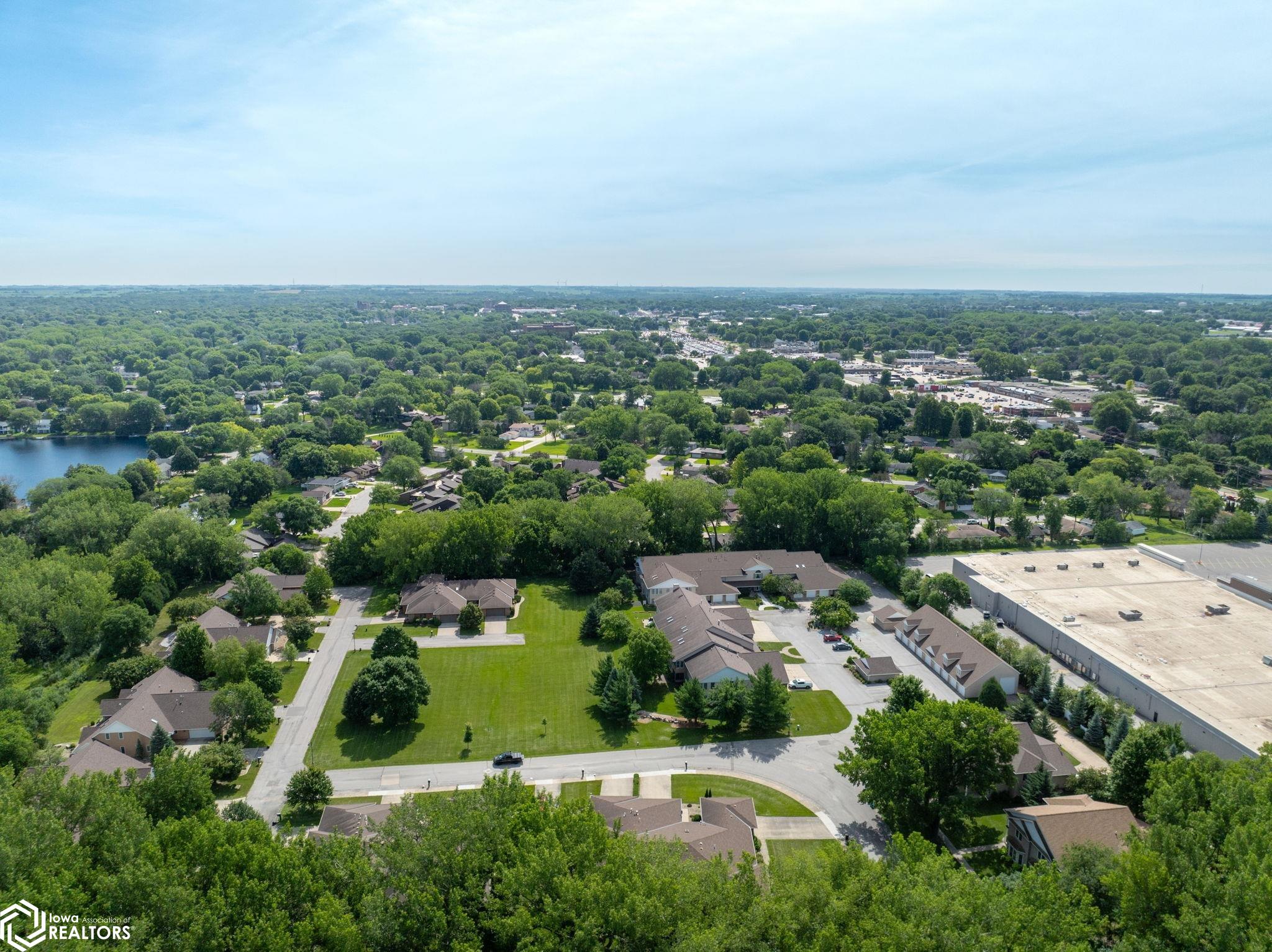 2048 Hunters Ridge Drive, Mason City, Iowa image 38