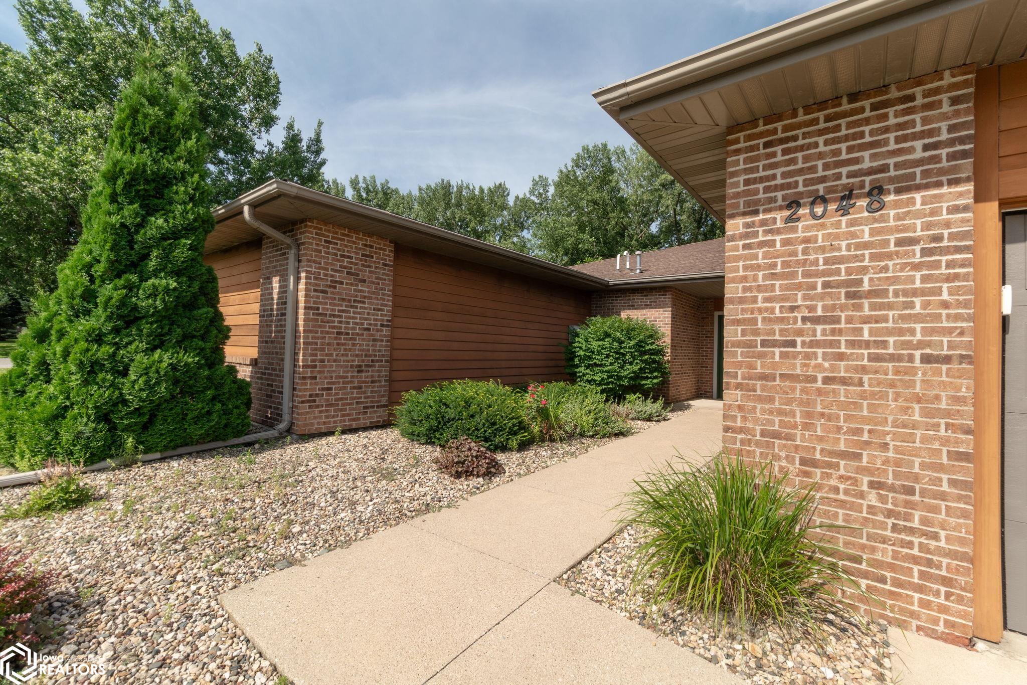 2048 Hunters Ridge Drive, Mason City, Iowa image 7