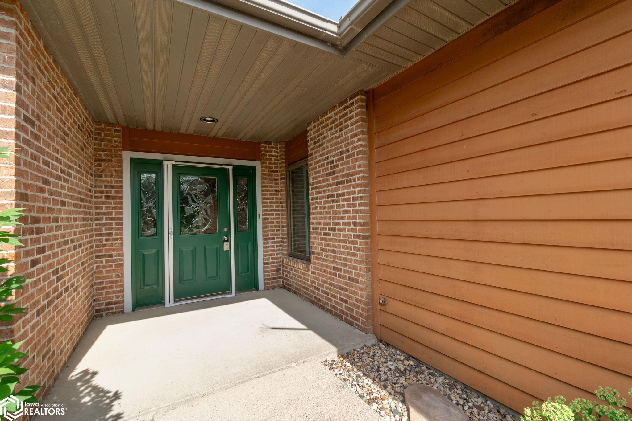 2048 Hunters Ridge Drive, Mason City, Iowa image 8