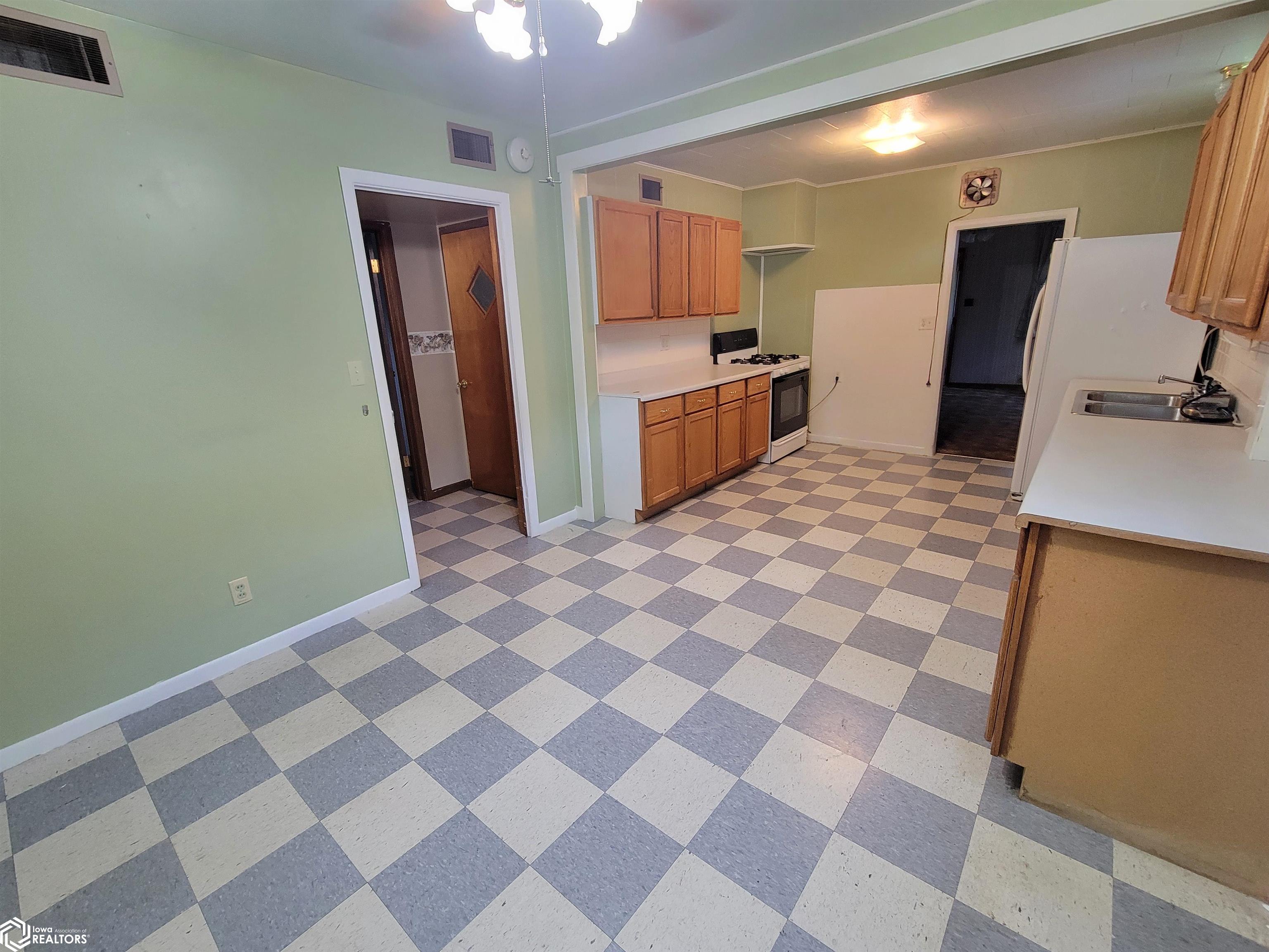 608 N Lincoln Avenue, Eagle Grove, Iowa image 5