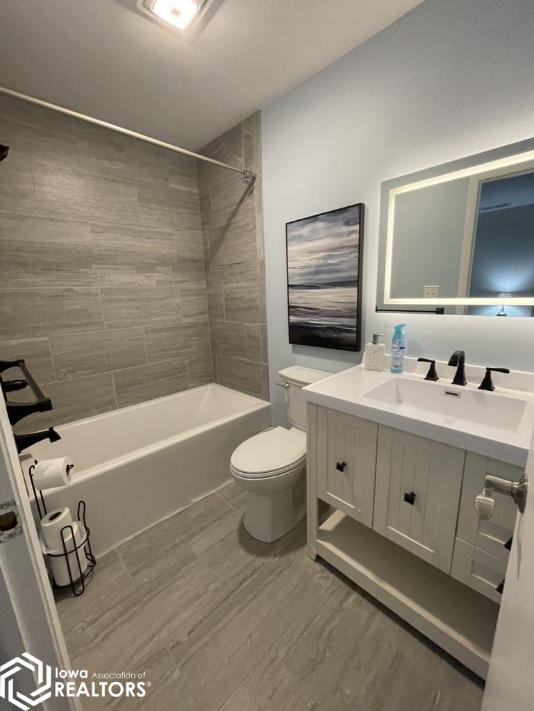 2515 S Lakeview Court #204, Clear Lake, Iowa image 13