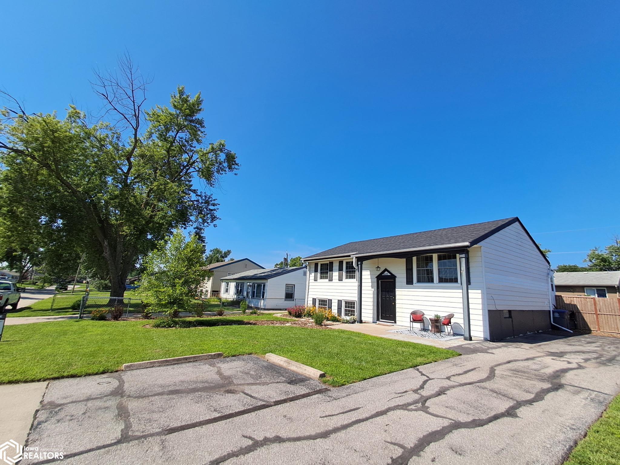 4022 Ramelle Drive, Council Bluffs, Iowa image 2