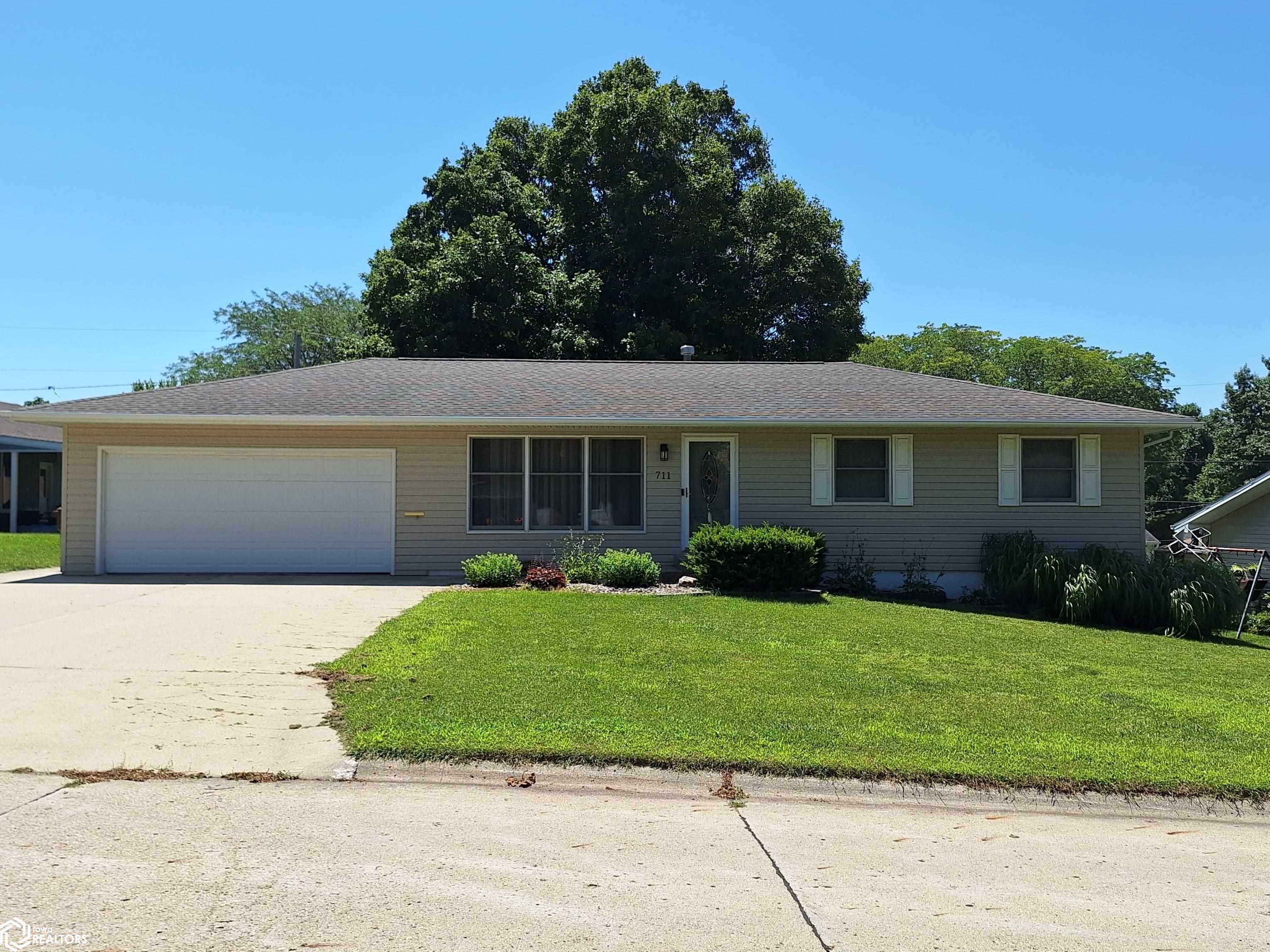 711 W 21st Street, Carroll, Iowa image 1