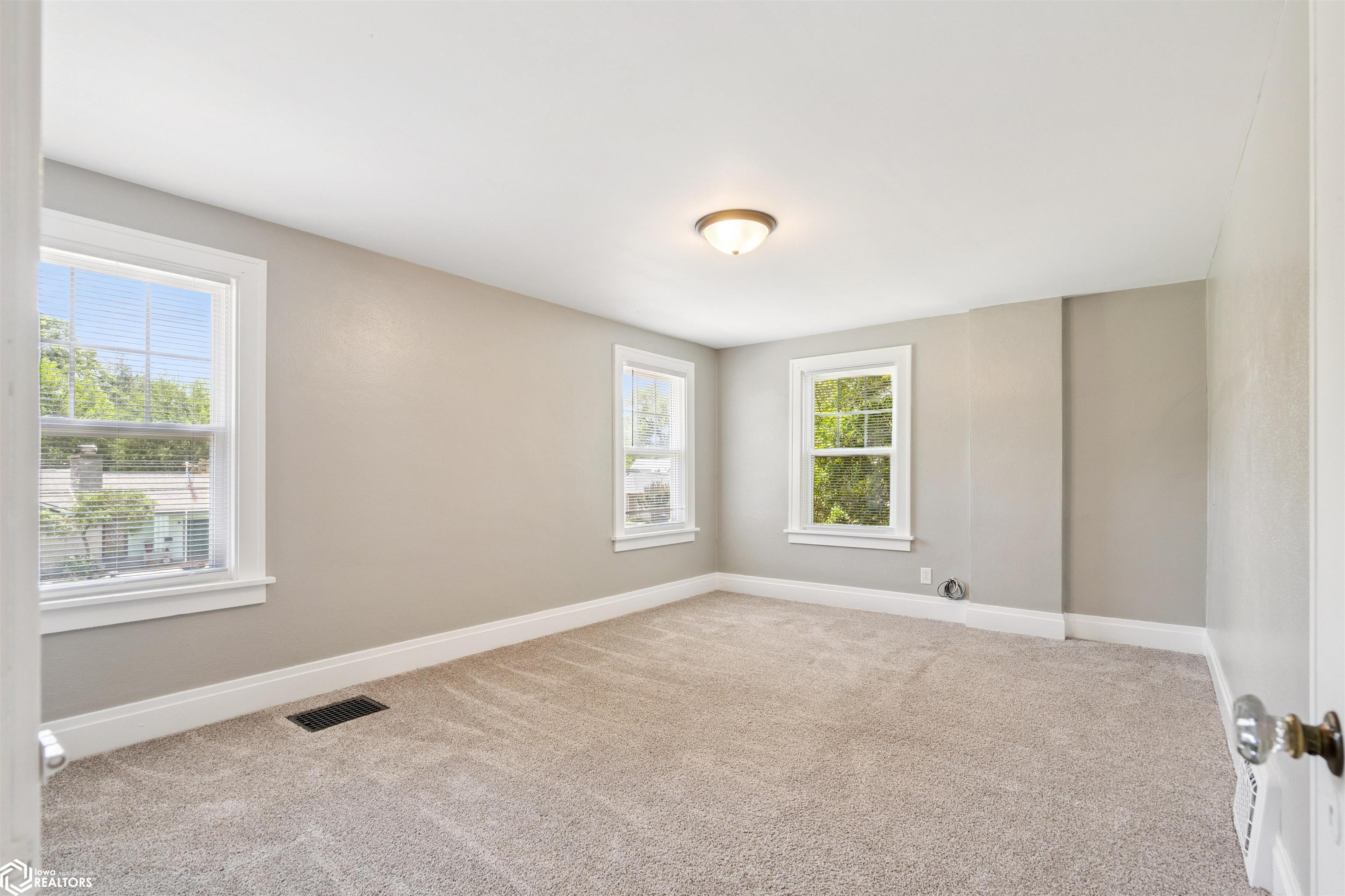 2020 Dill Street, Burlington, Iowa image 21